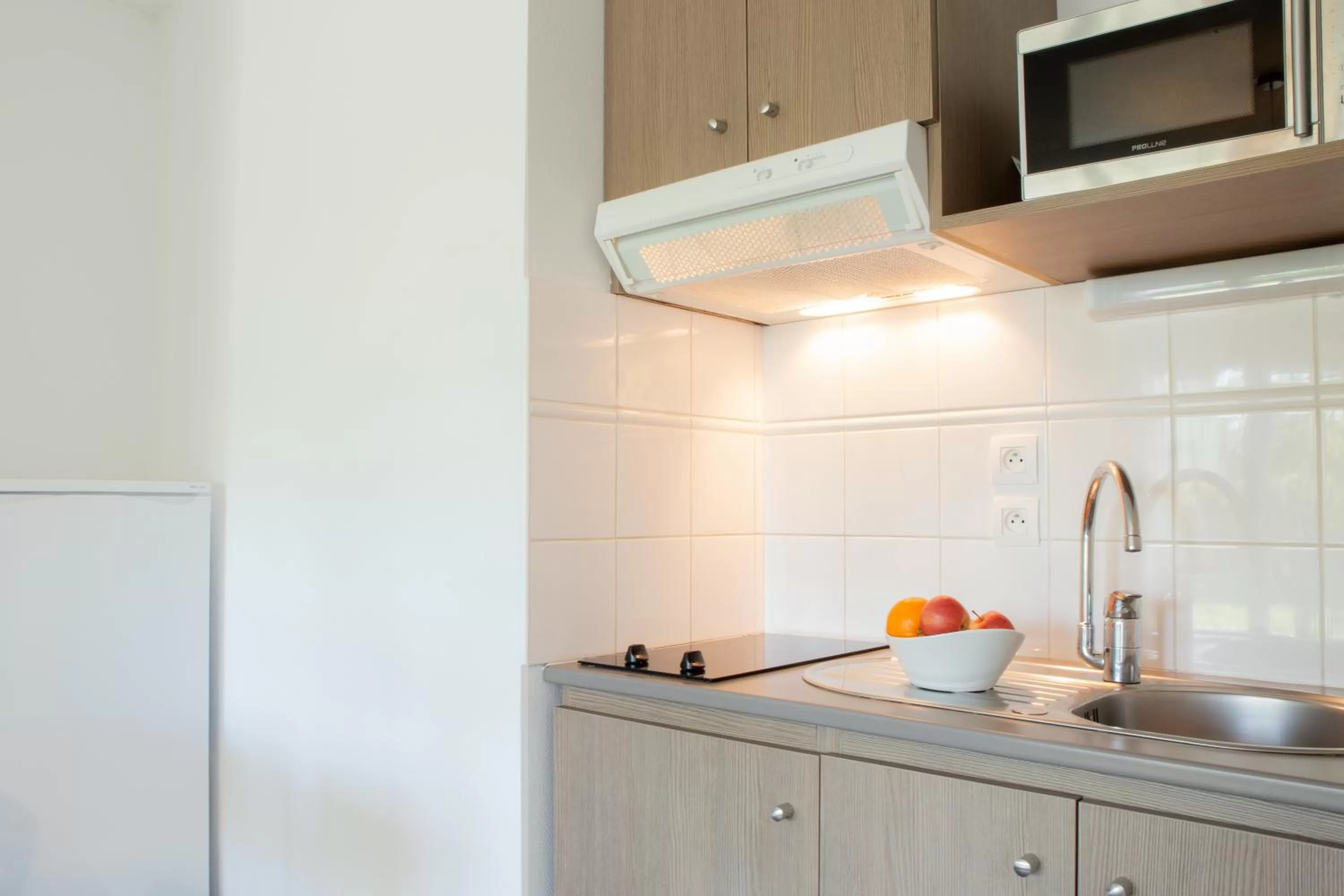 Kitchen or kitchenette in Comfort Aparthotel Cannes Mandelieu