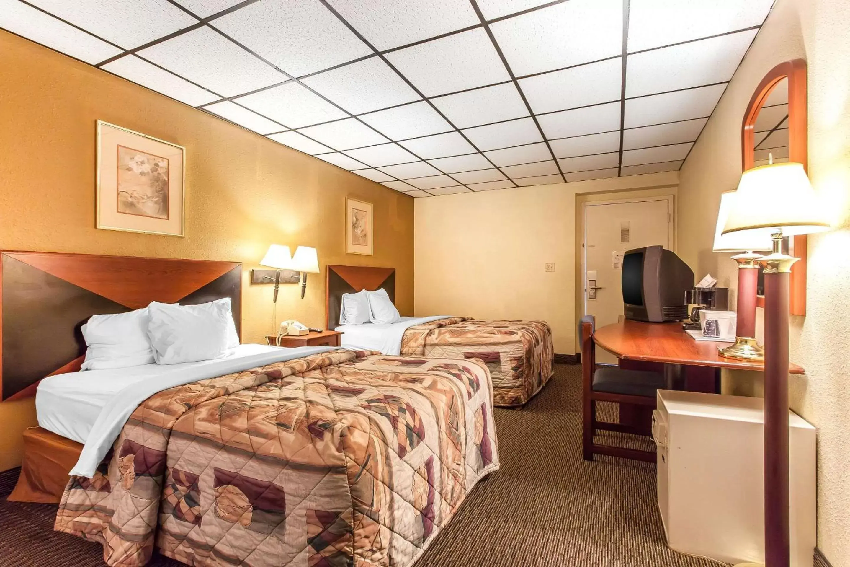 Photo of the whole room, Bed in Rodeway Inn North