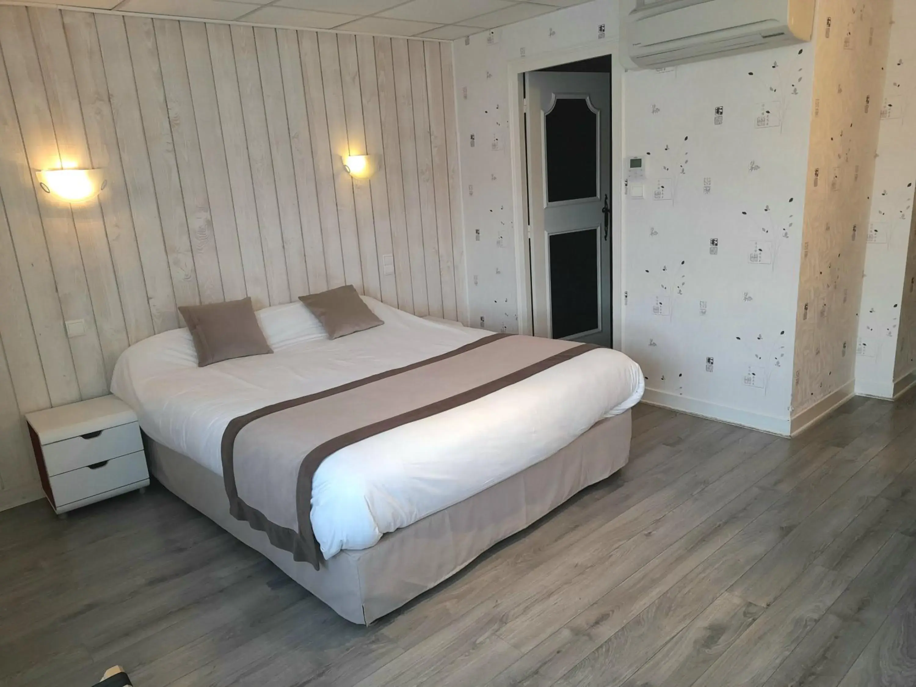 Bed in Logis Hotel Le Sablier du Temps