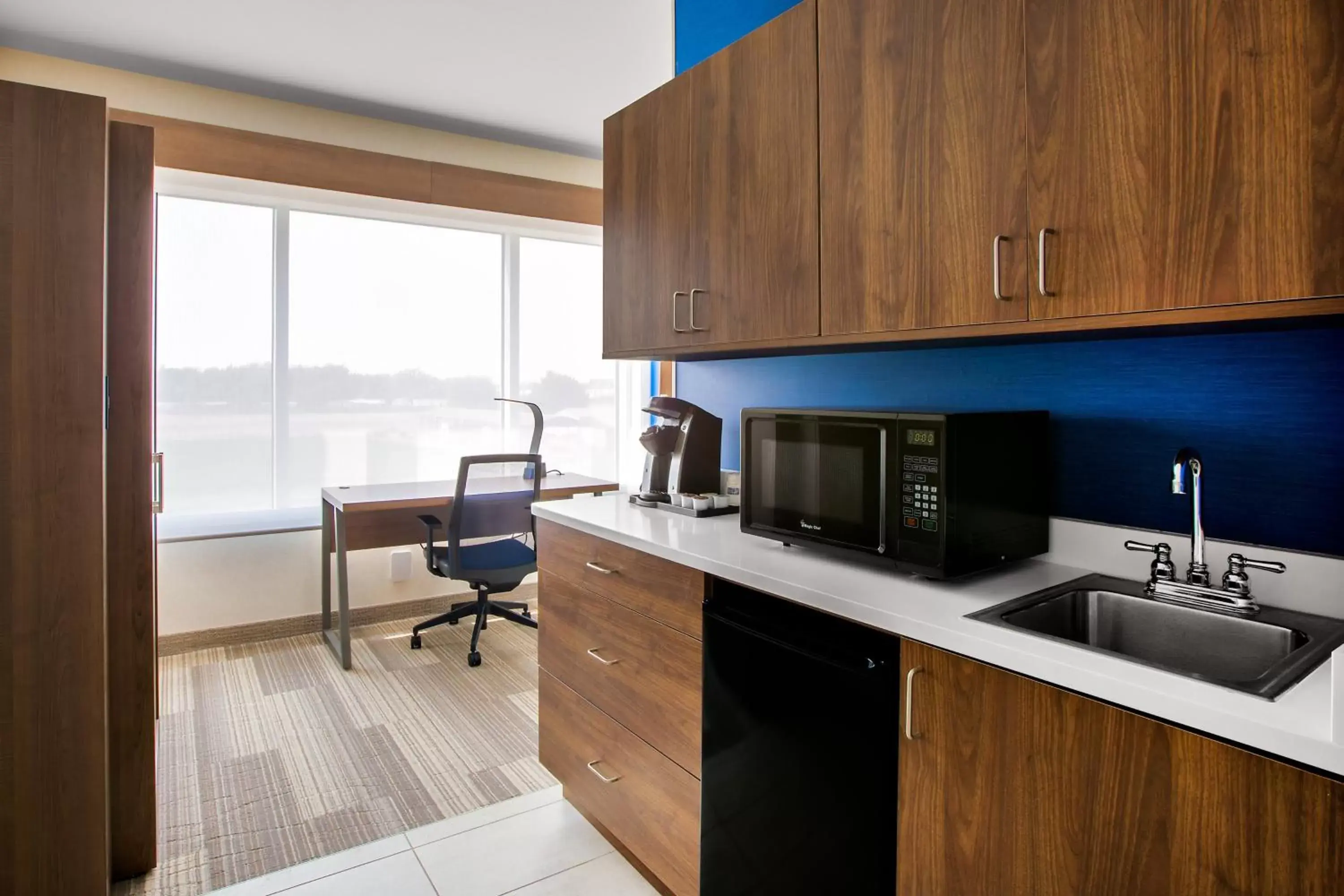 Photo of the whole room, Kitchen/Kitchenette in Holiday Inn Express Hotel & Suites Ontario, an IHG Hotel