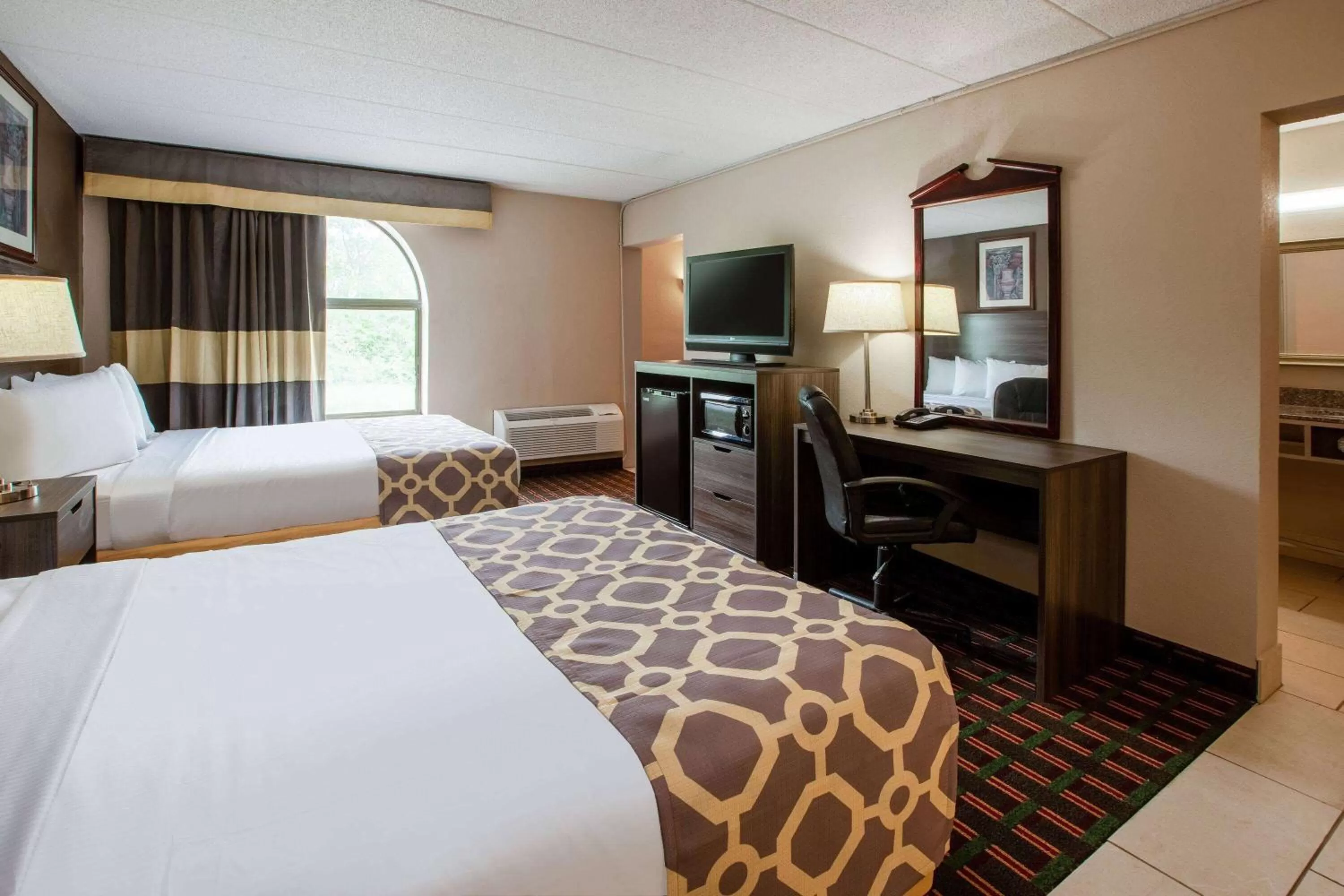 Photo of the whole room, Bed in Baymont by Wyndham Northwood