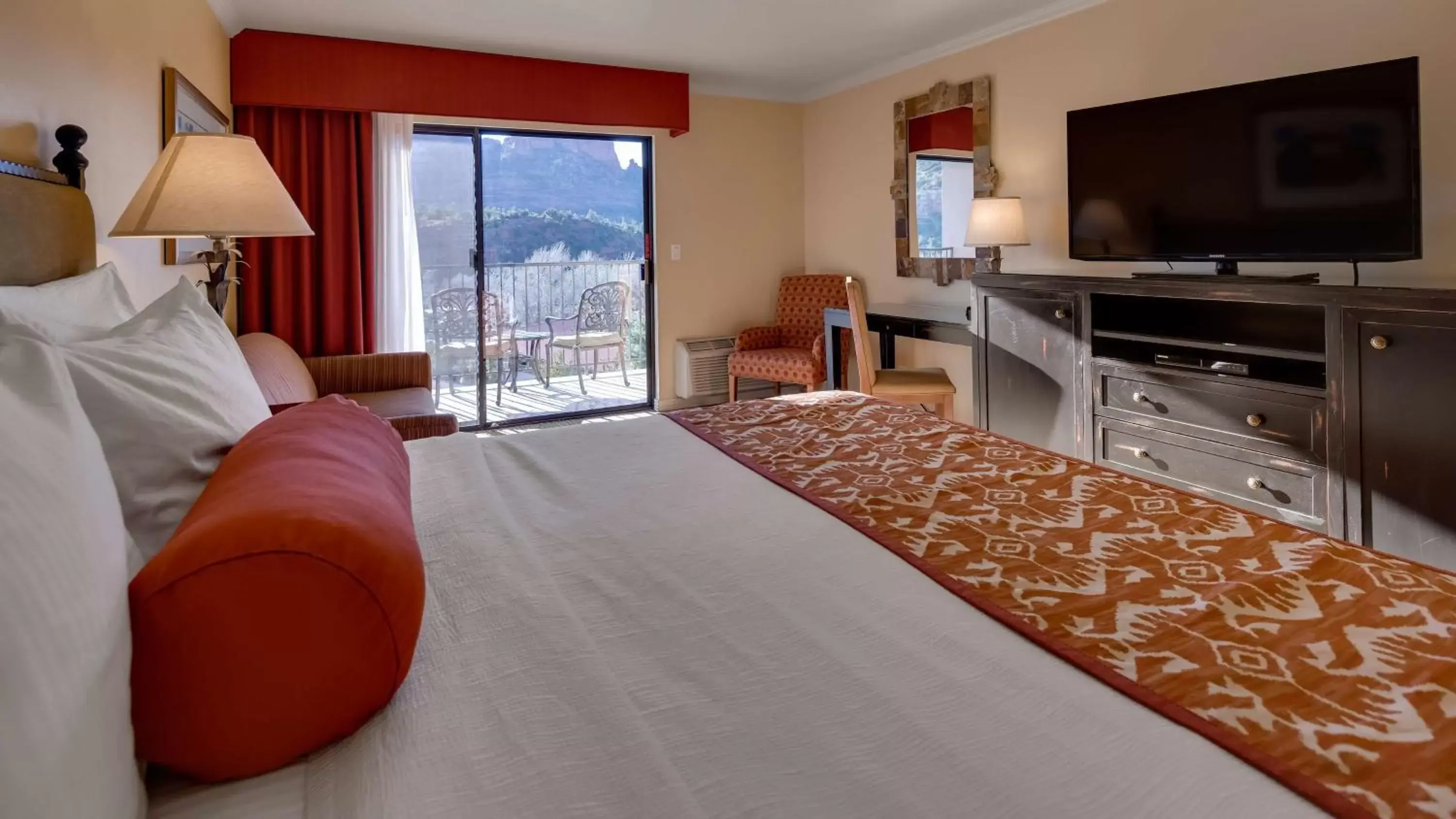 Photo of the whole room, Bed in Best Western Plus Arroyo Roble Hotel & Creekside Villas
