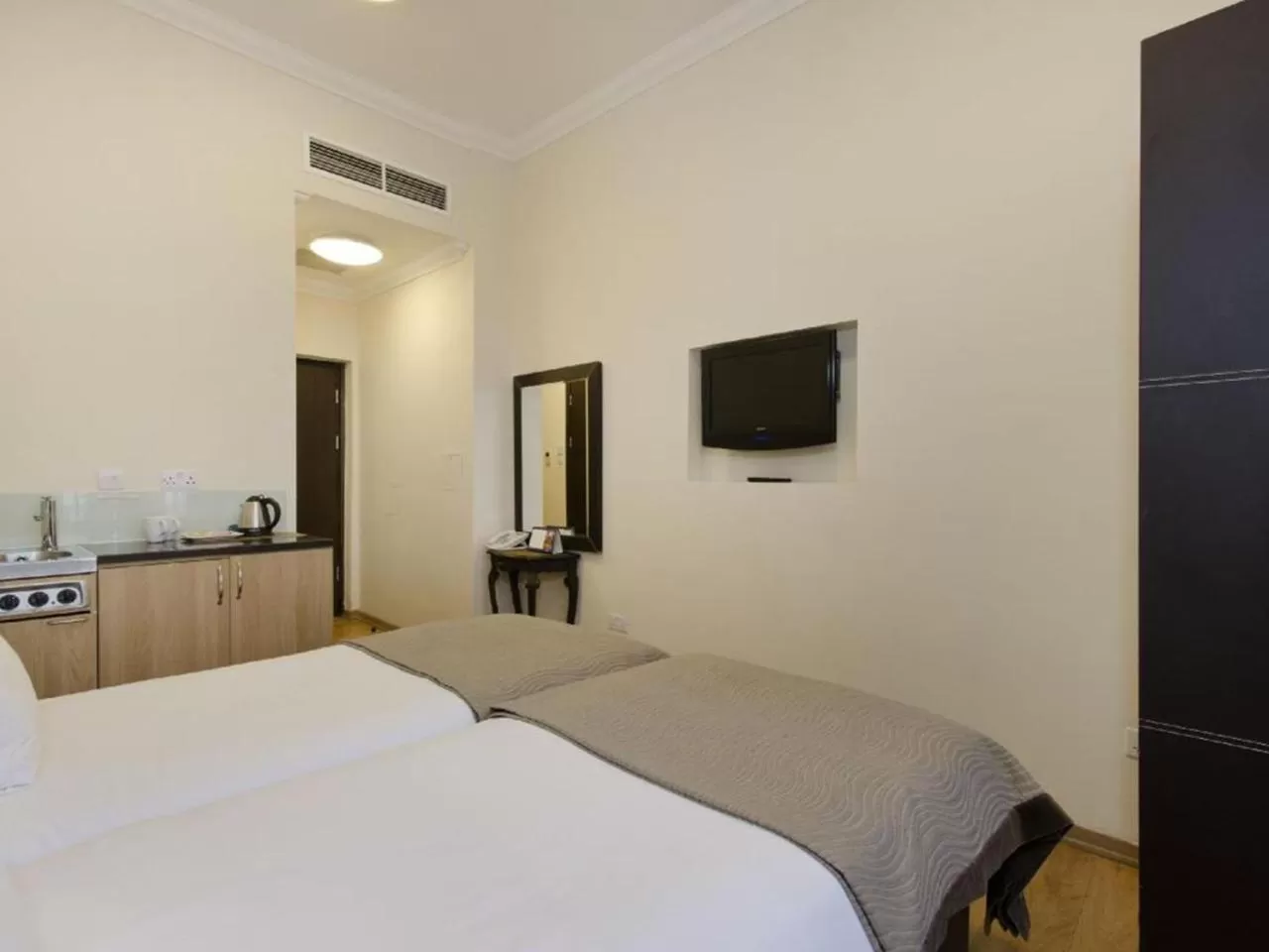 Kitchen or kitchenette, Bed in The Royale Chulan Hyde Park Hotel