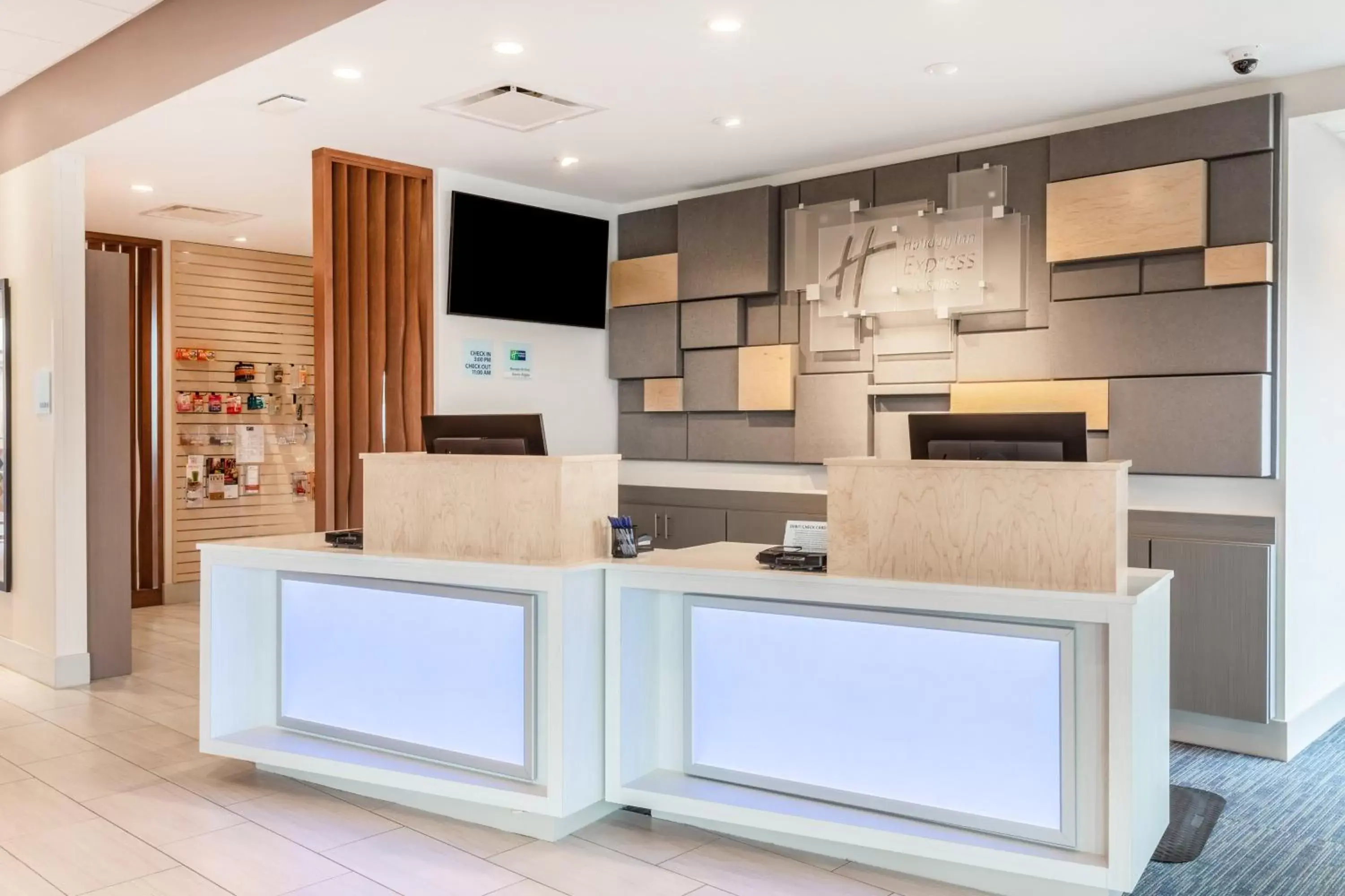 Property building, Kitchen/Kitchenette in Holiday Inn Express & Suites - Springfield North, an IHG Hotel