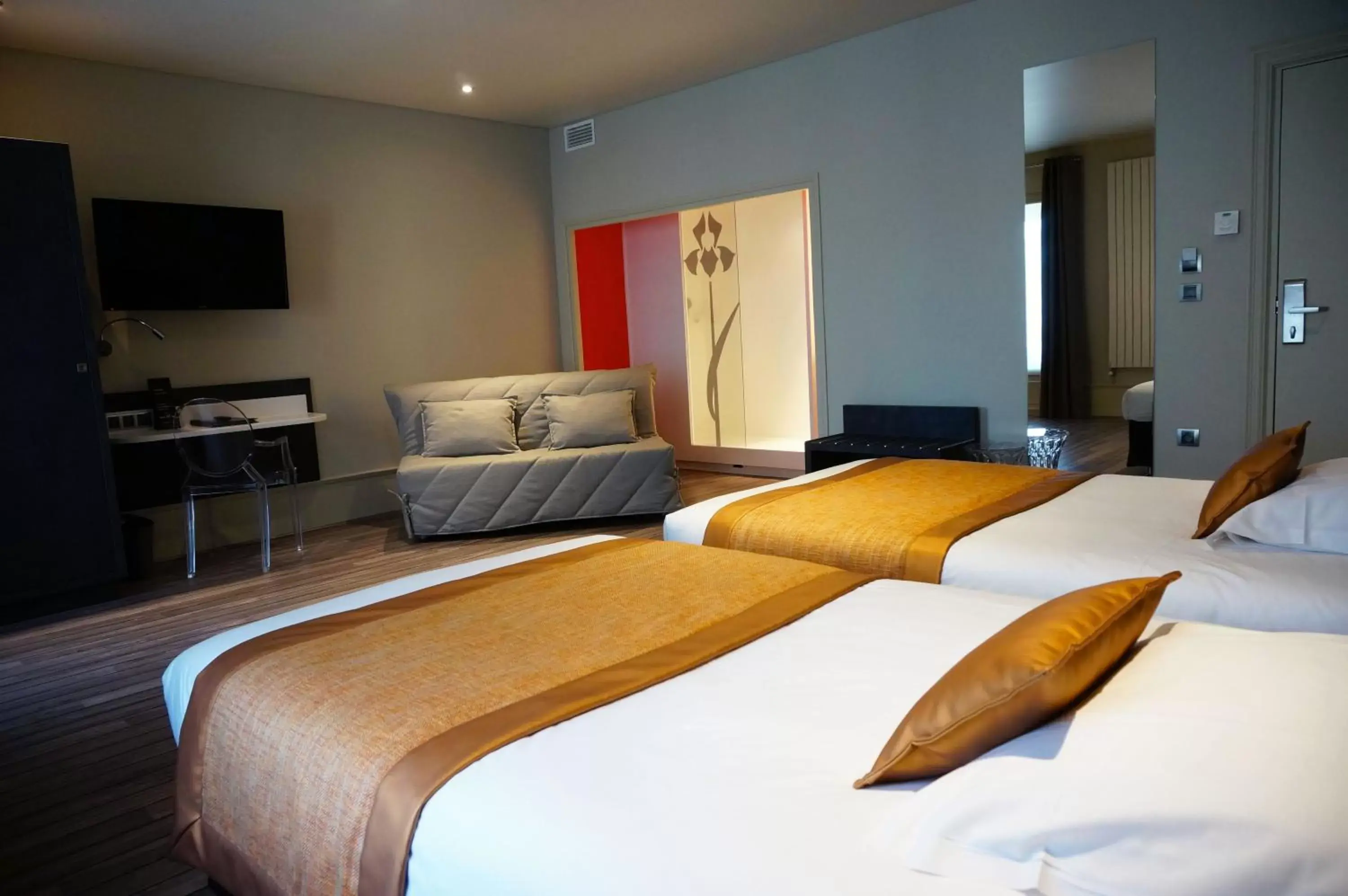 Photo of the whole room, Bed in LOGIS Hôtel de Bourgogne - Mâcon