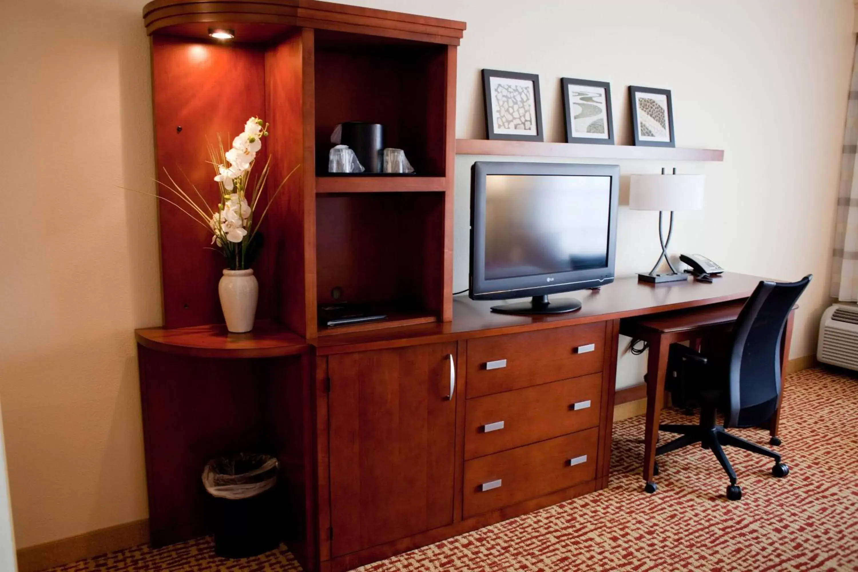 Photo of the whole room, TV/Entertainment Center in Courtyard Gulf Shores Craft Farms