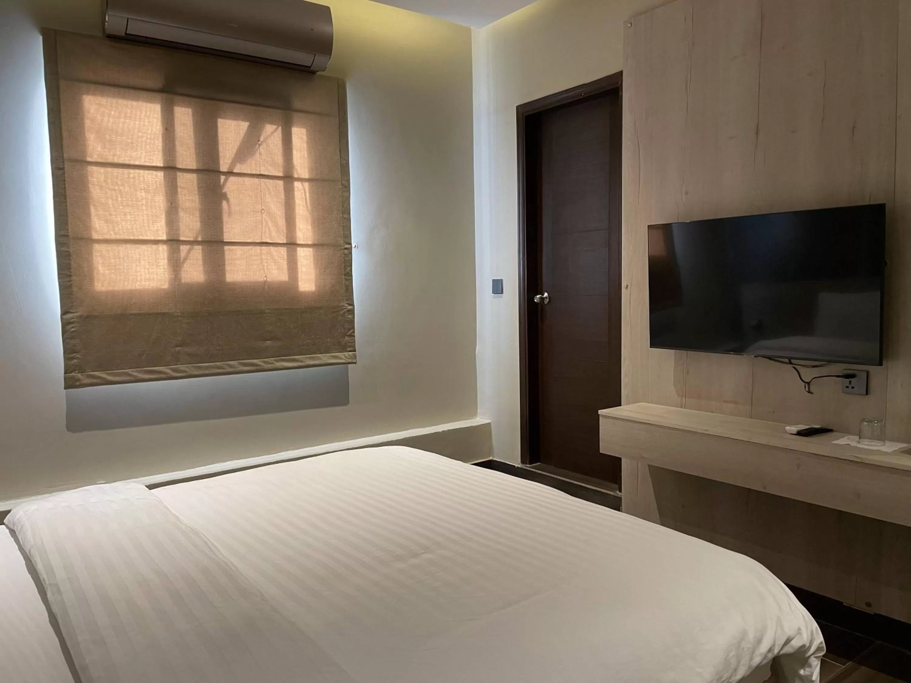 Communal lounge/ TV room, Bed in Hamsun Shahrah-e-Faisal