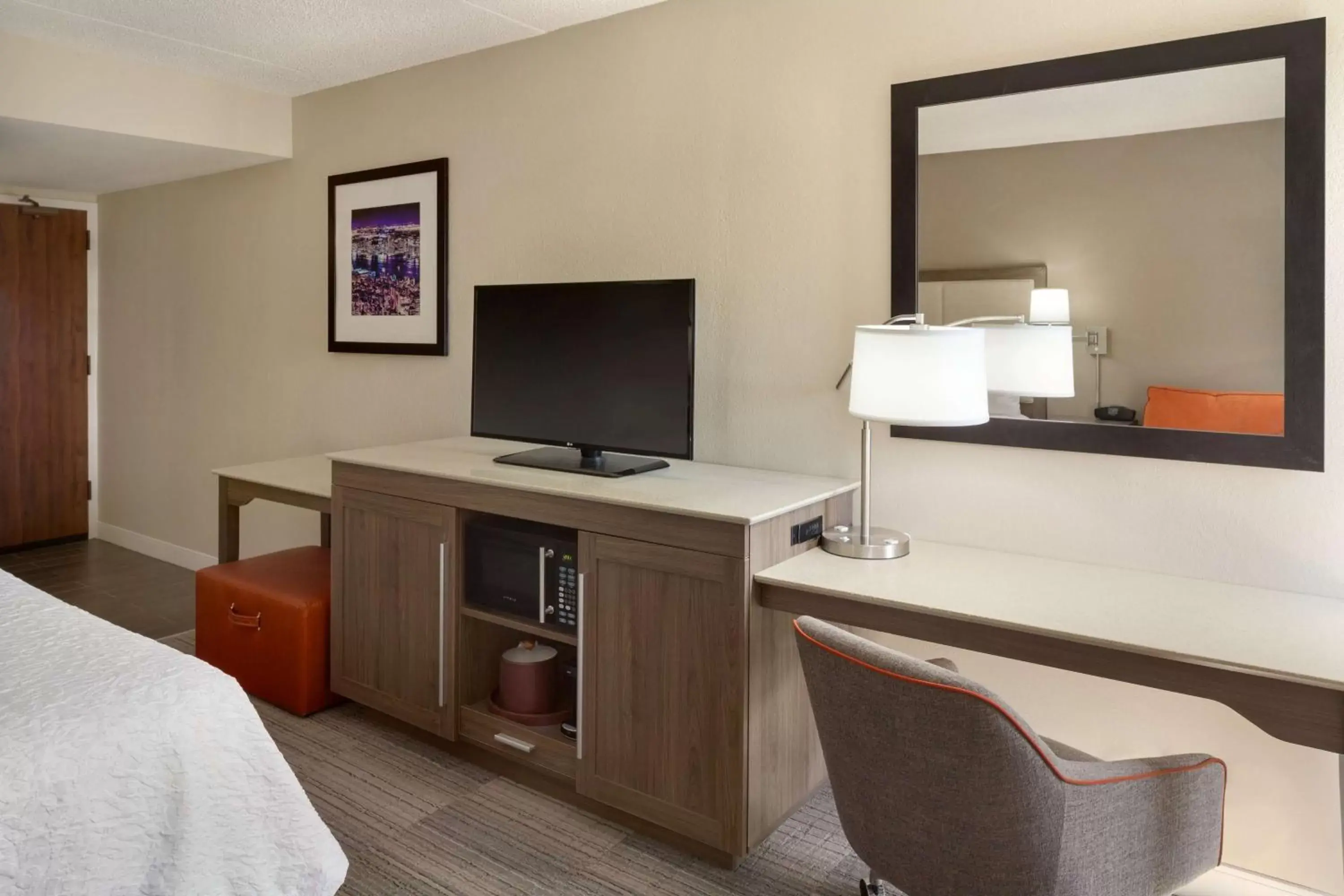 Bed, TV/Entertainment Center in Hampton Inn Philadelphia/Mt. Laurel