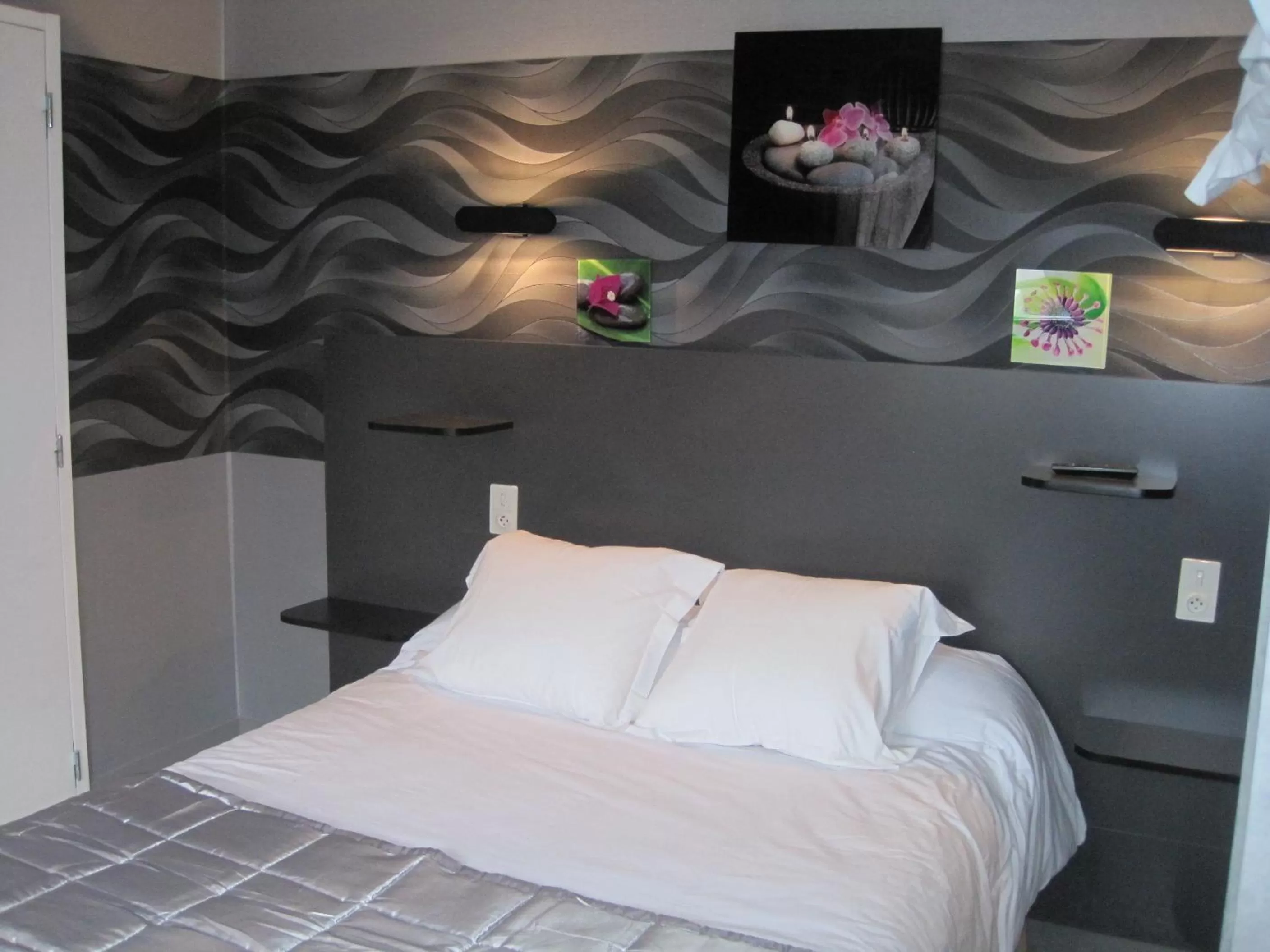 Bed in Hotel Restaurant Rive Gauche