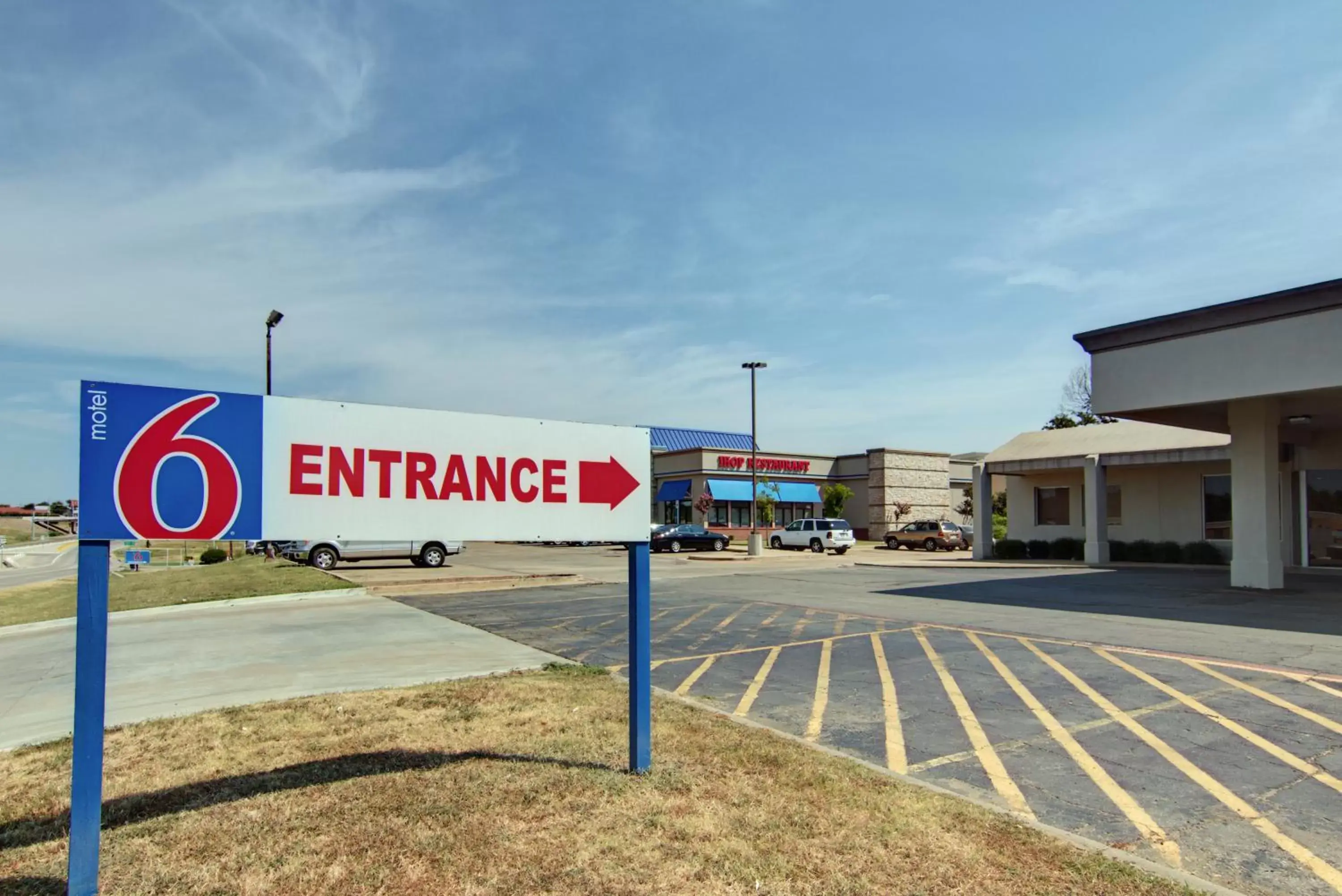 Facade/entrance in Motel 6-Mount Pleasant, TX