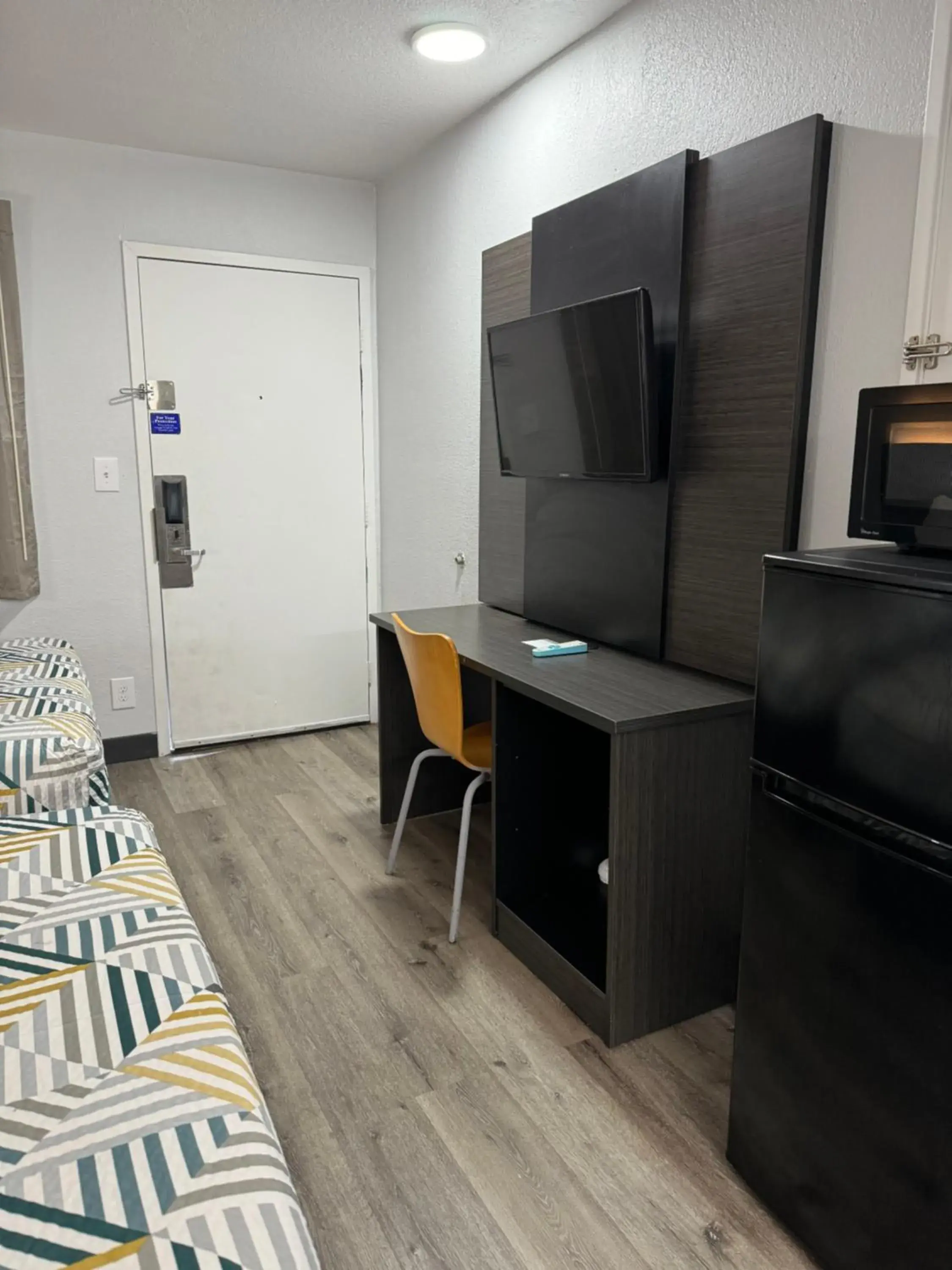 Bed, TV/Entertainment Center in Motel 6-Bradenton, FL