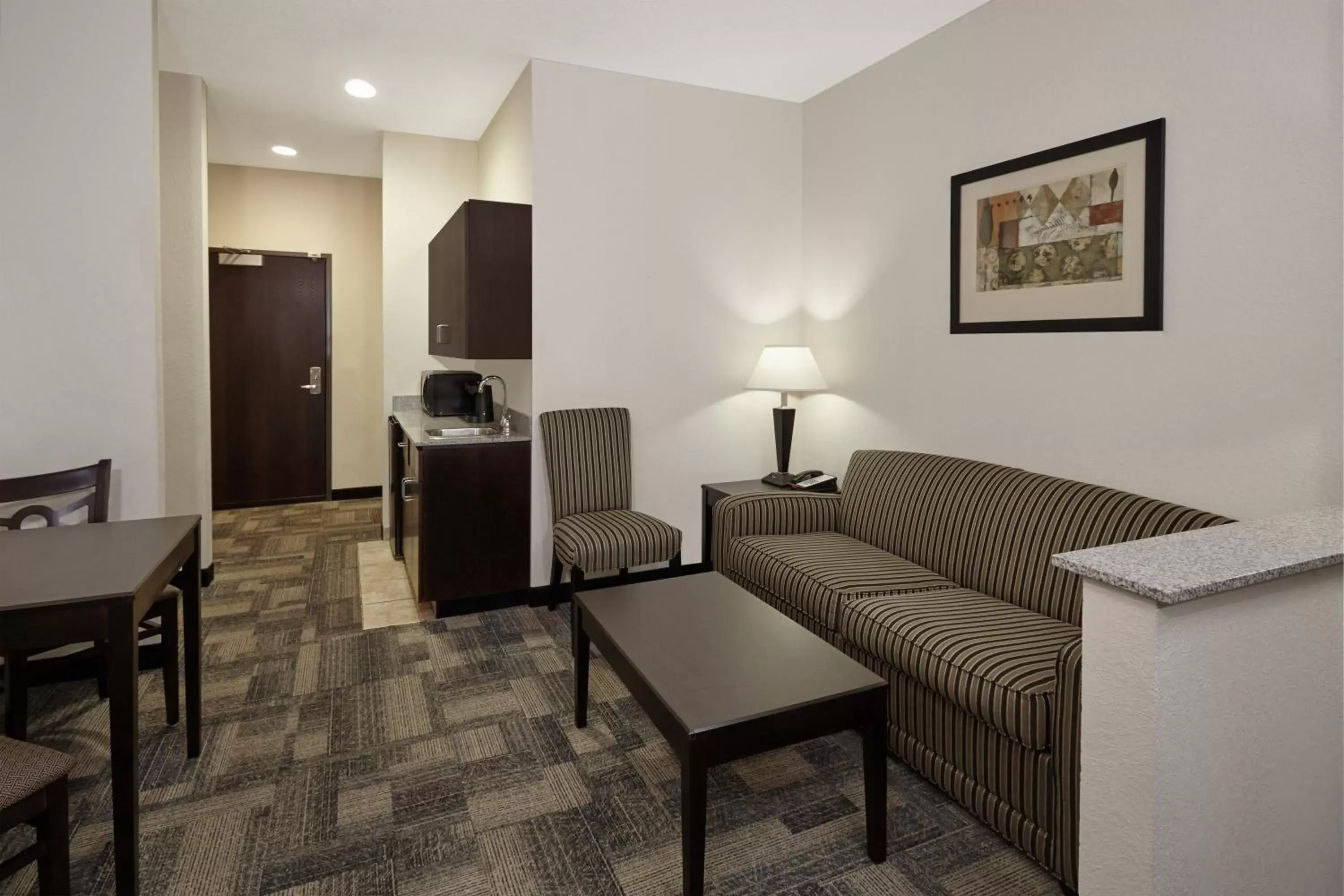 Photo of the whole room, Seating Area in Holiday Inn Express Pekin - Peoria Area, an IHG Hotel