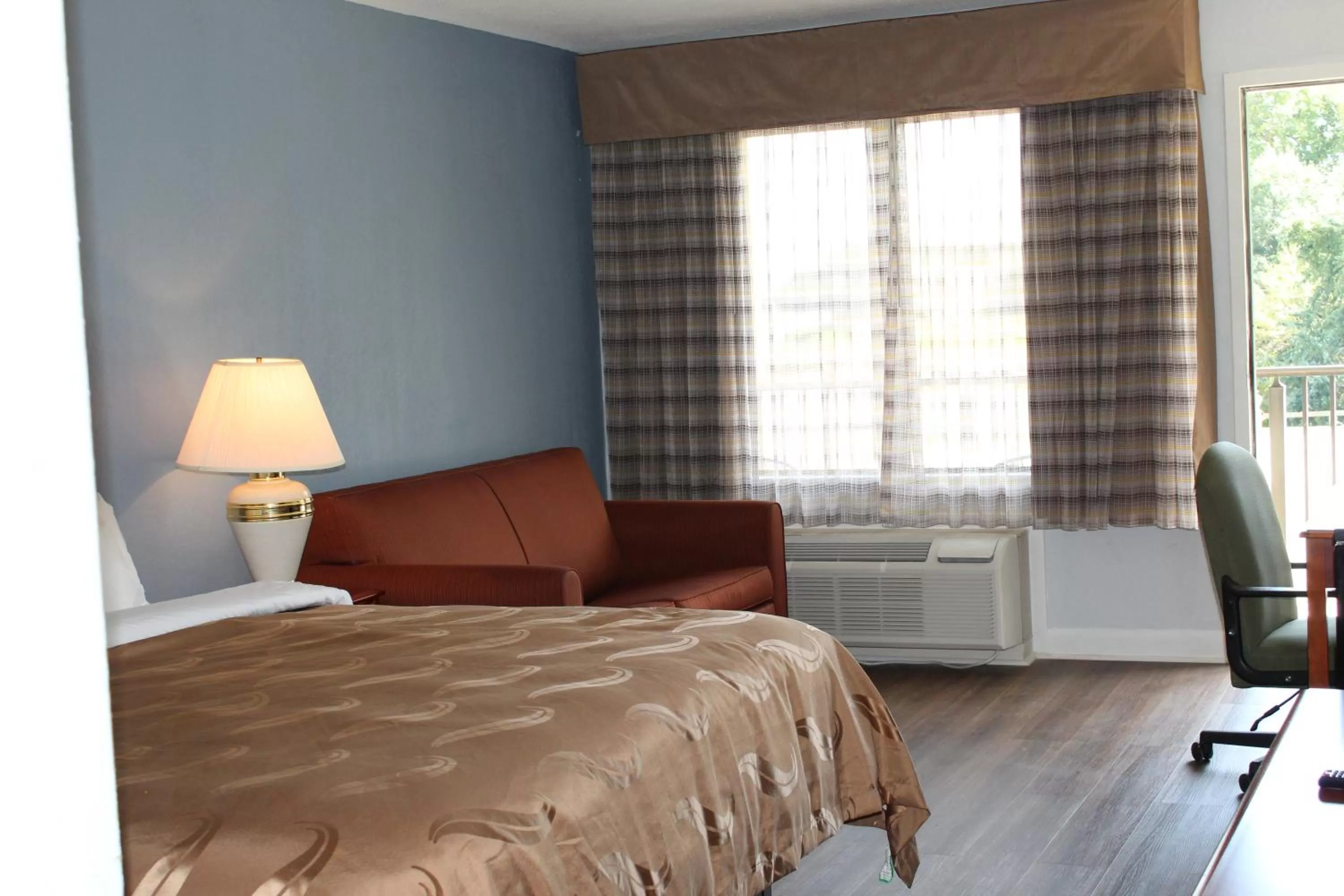 Bedroom, Bed in Quality Inn - On The Lake Clarksville-Boydton
