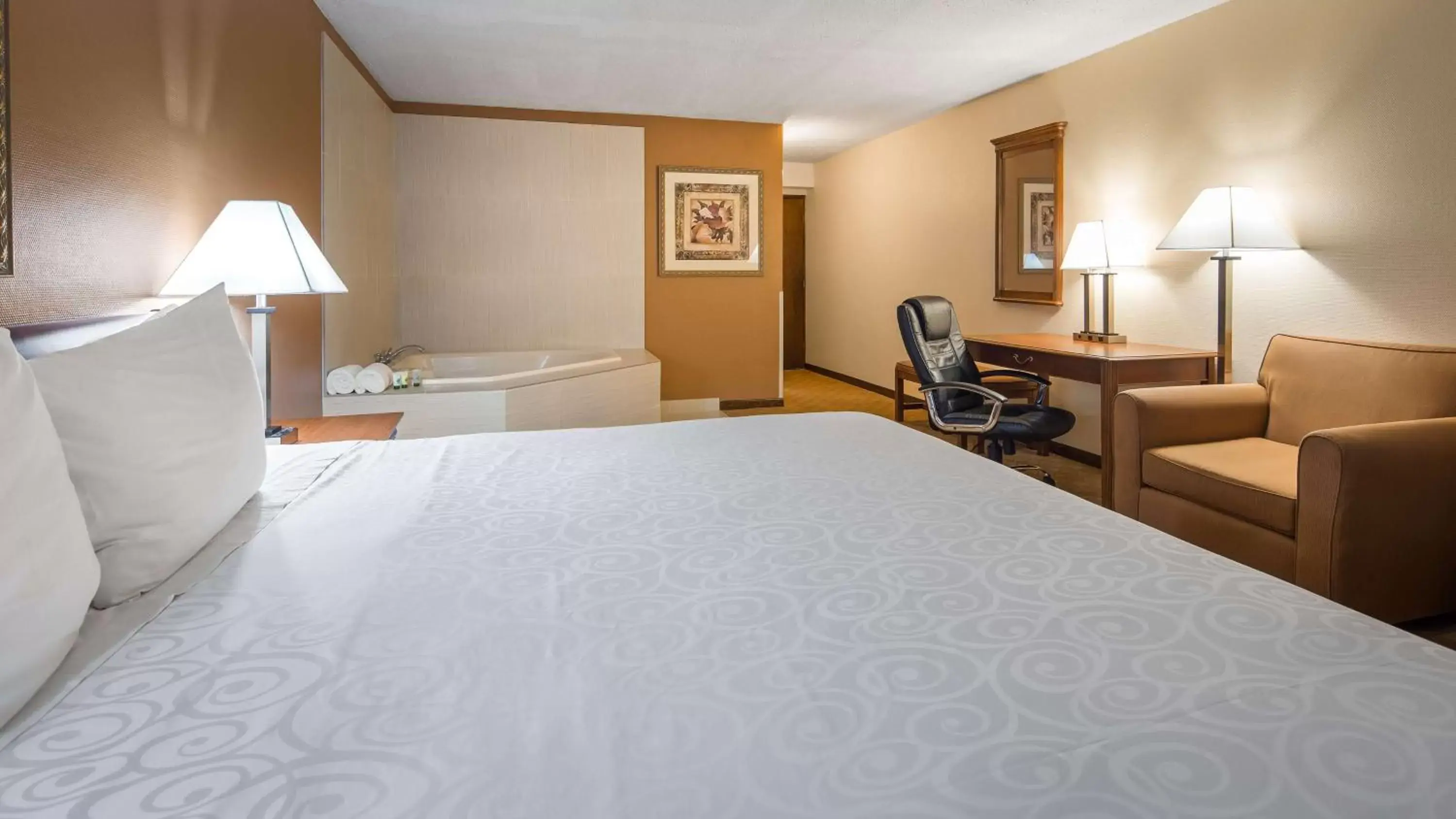 Photo of the whole room, Bed in Best Western Inn of St. Charles