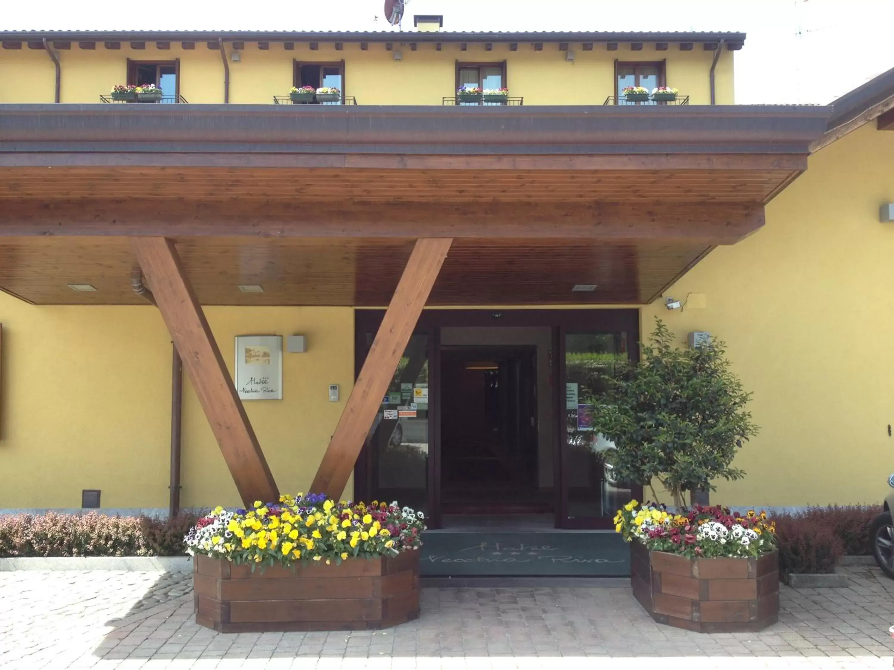 Property building in Hotel Ristorante Vecchia Riva