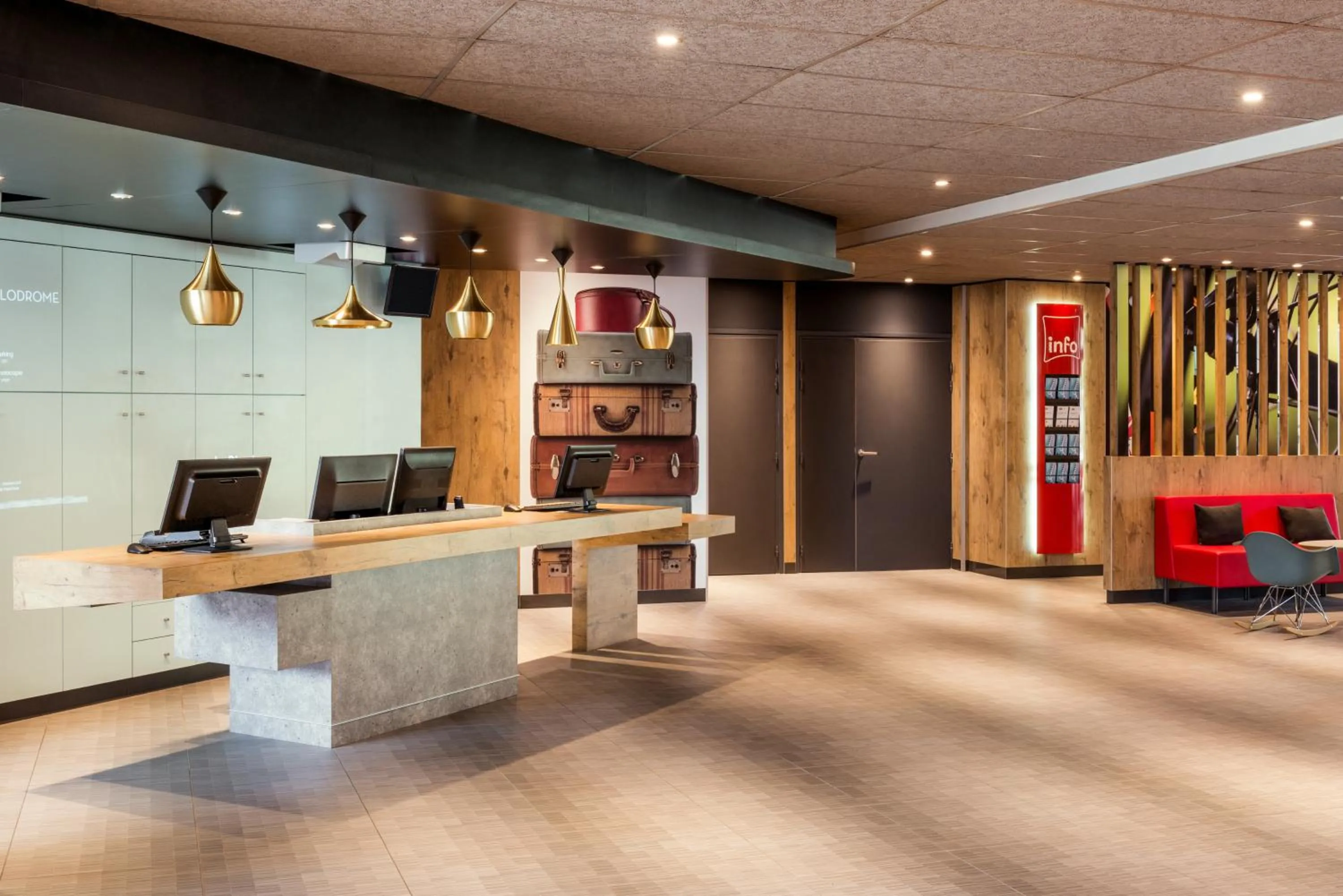 Lobby or reception in ibis Saint Quentin en Yvelines - Vélodrome