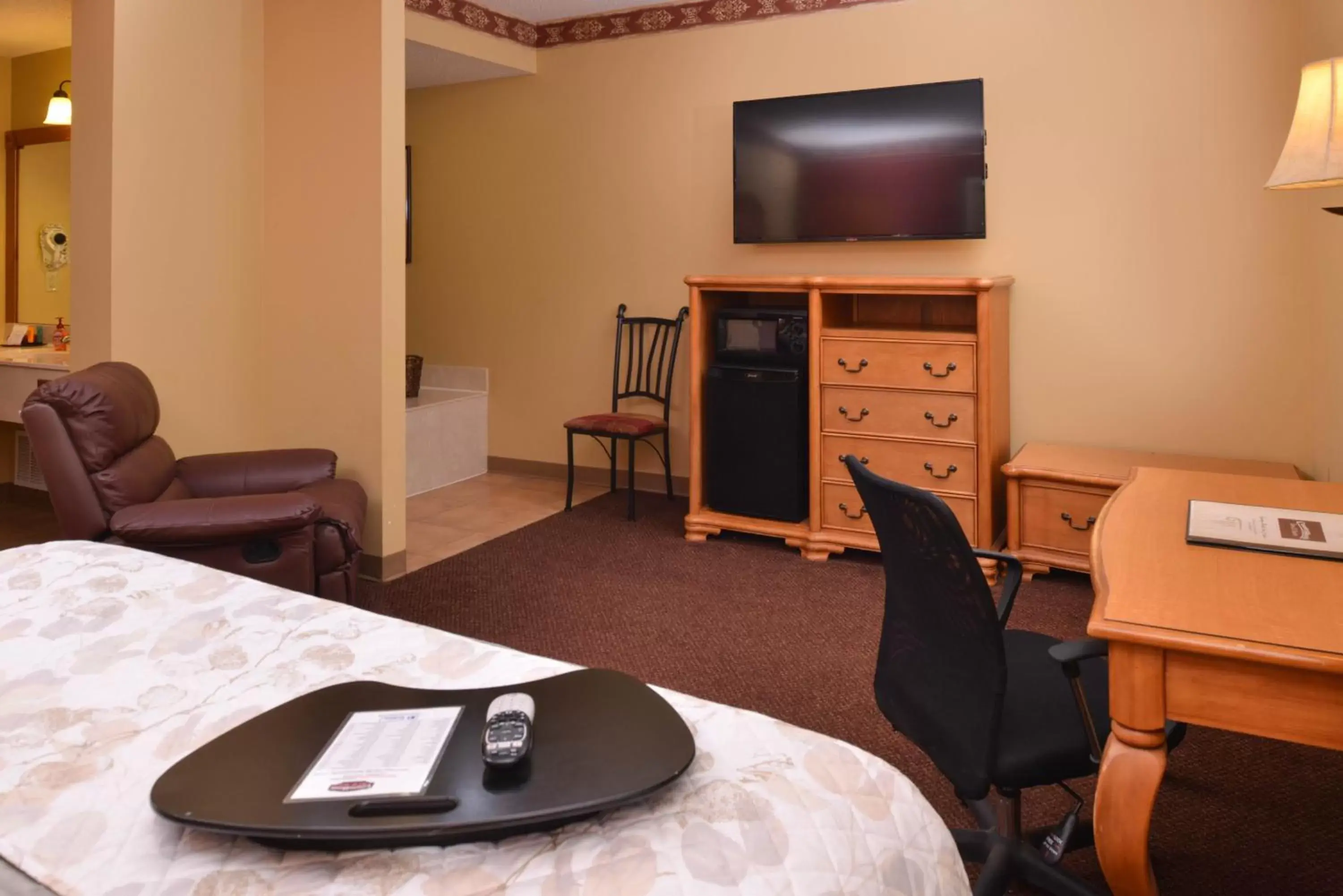 Bedroom, TV/Entertainment Center in Country Hearth Inn & Suites Edwardsville
