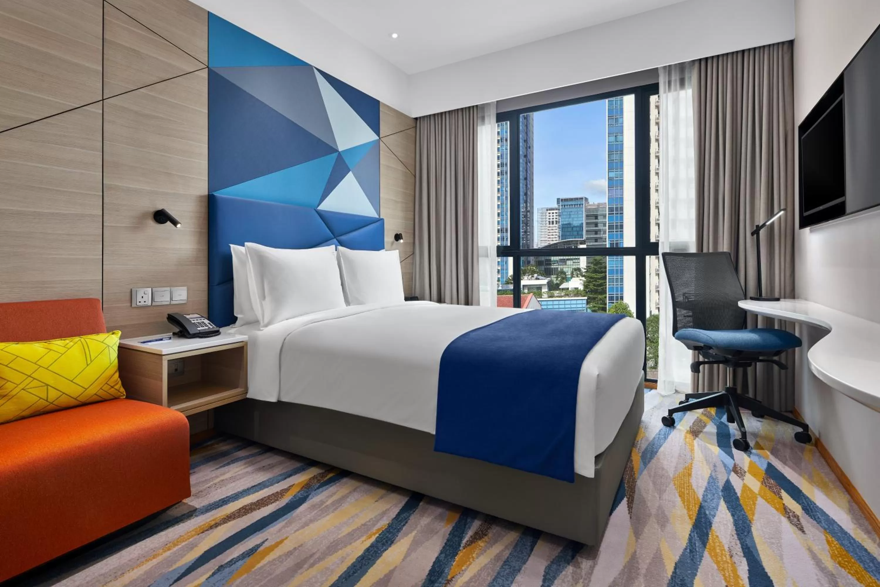 Photo of the whole room, Bed in Holiday Inn Express Singapore Serangoon by IHG