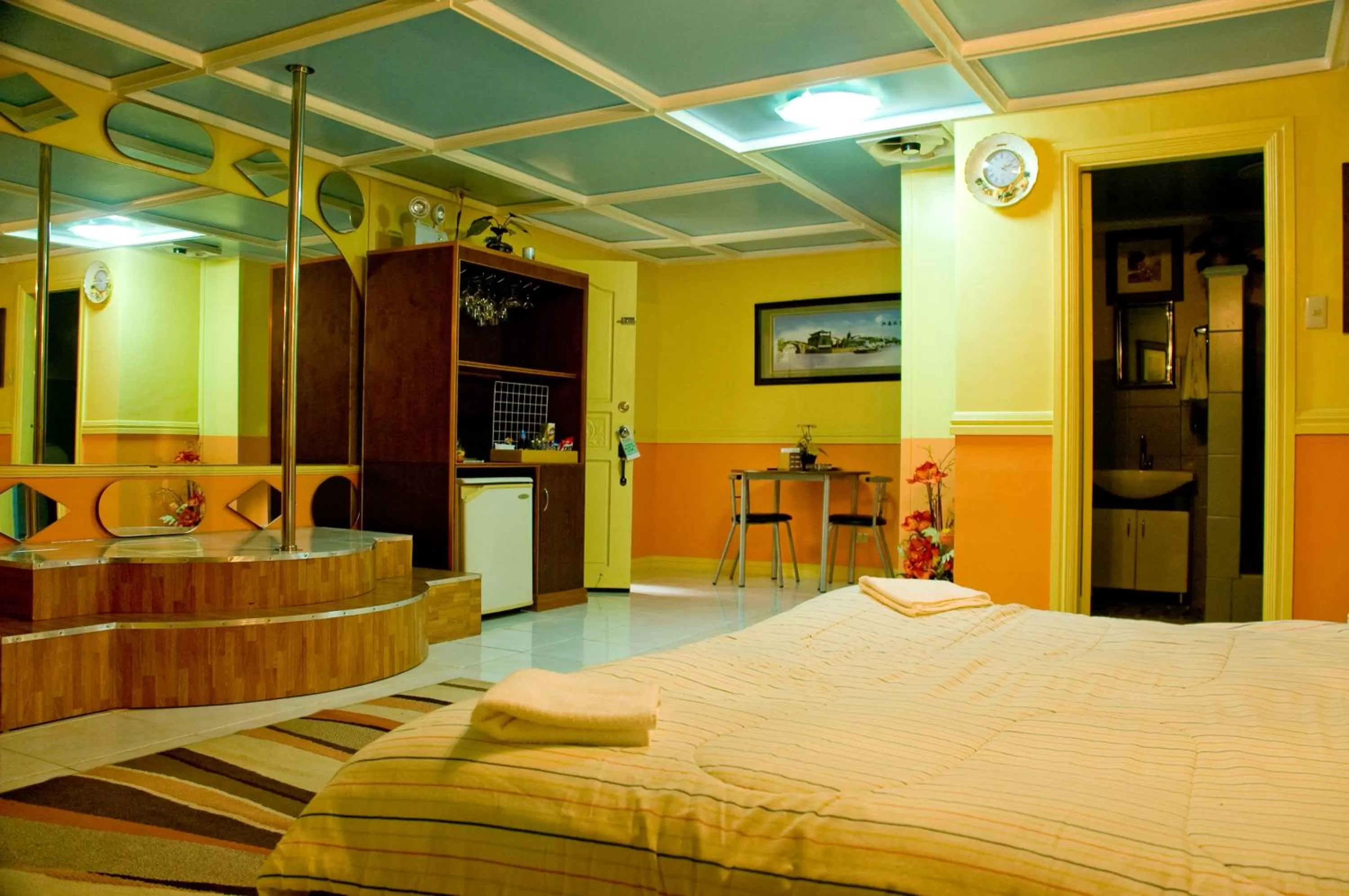 Bed in Kokomos Hotel and Restaurant