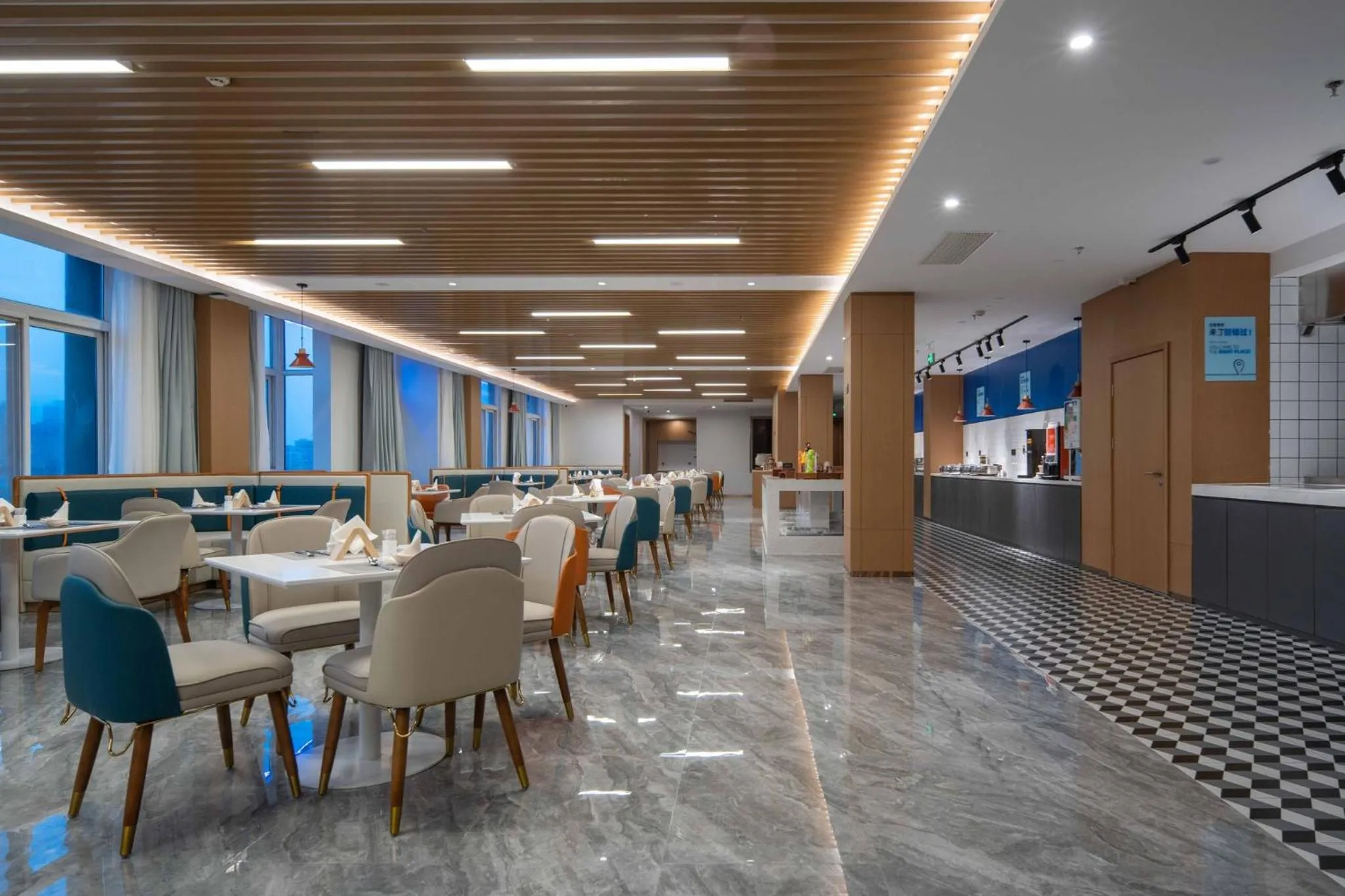 Restaurant/places to eat in Holiday Inn Express Zhengzhou Guancheng by IHG
