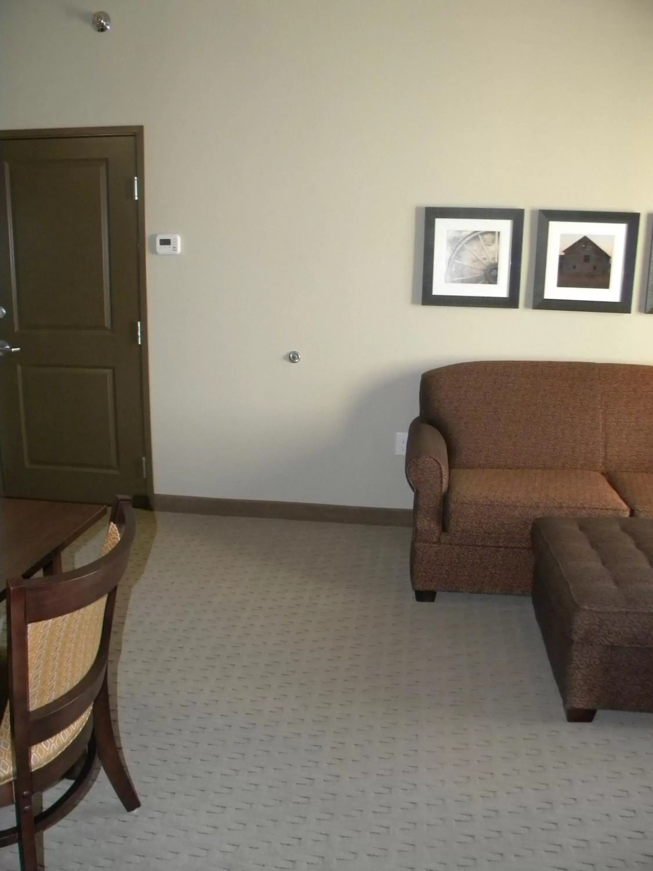 Seating Area in Teddy's Residential Suites Watford City