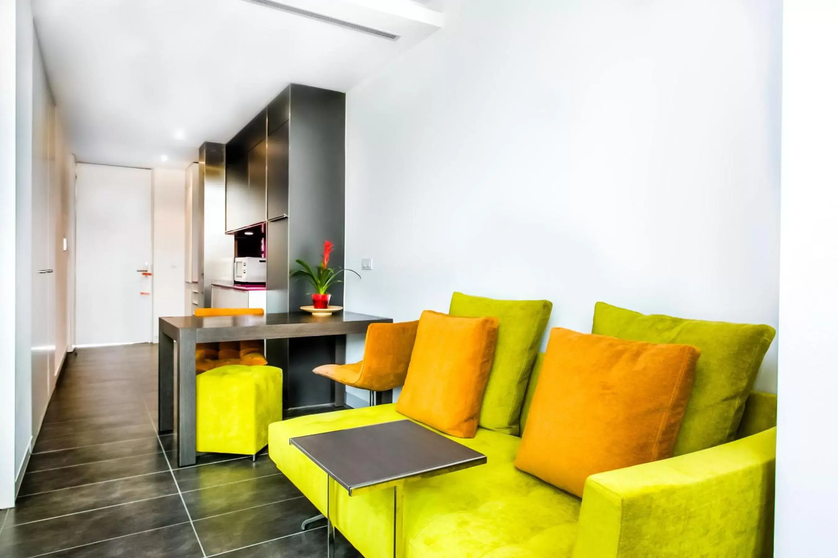 Kitchen or kitchenette, Seating Area in Cosmo Apartments Sants