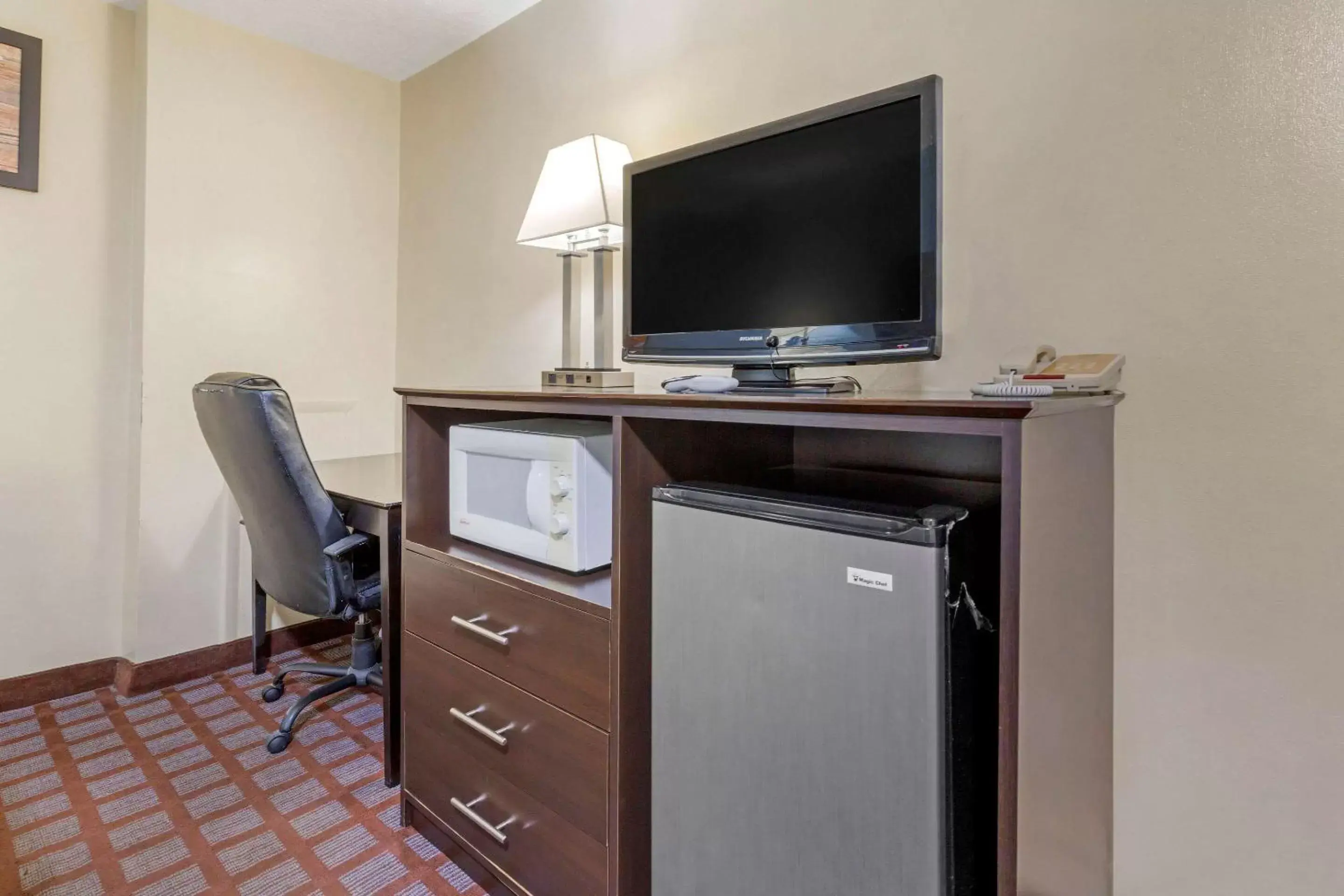 Photo of the whole room, TV/Entertainment Center in Econo Lodge Woodstock - Shenandoah Valley I-81