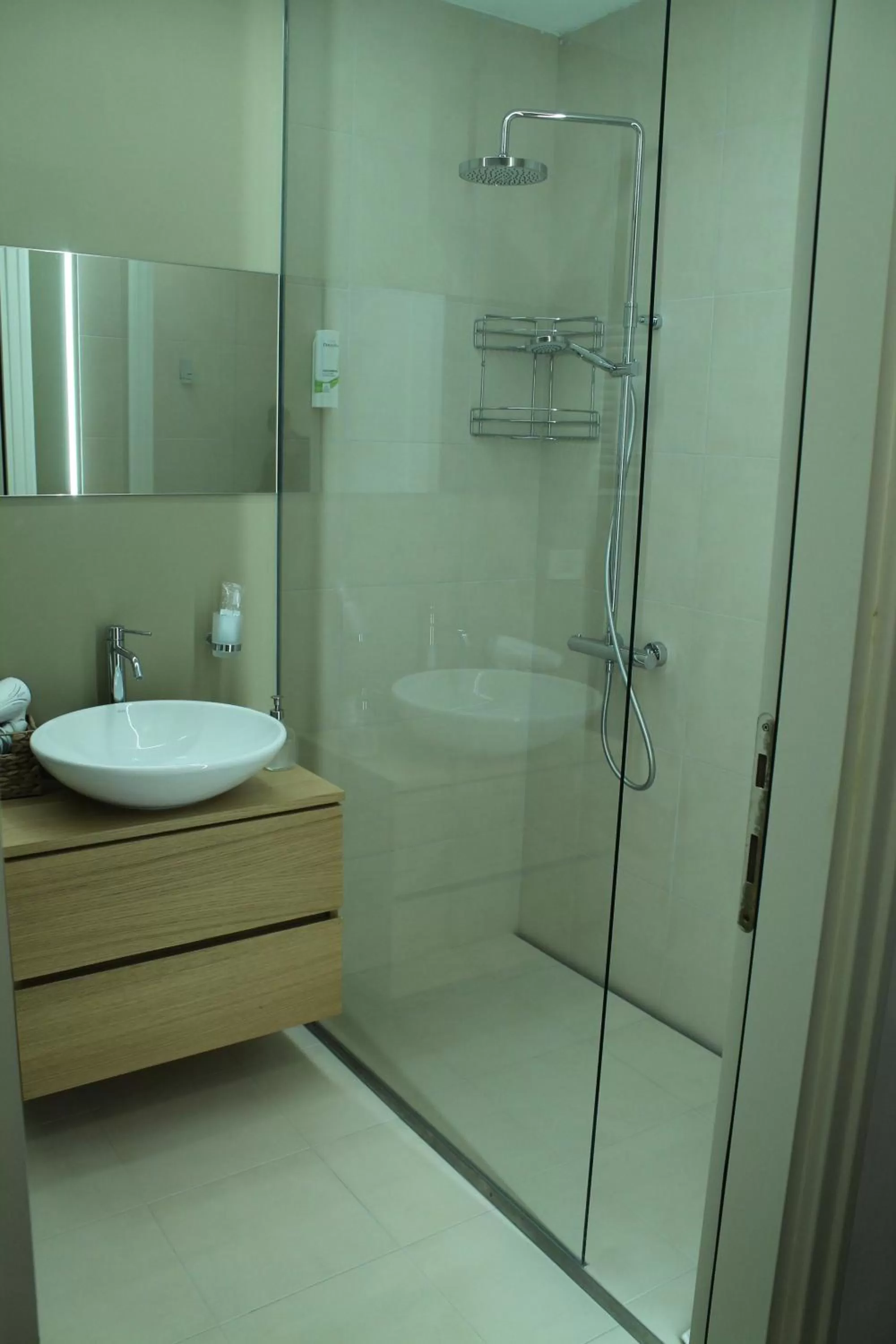 Shower in Lainez Rooms & Suites