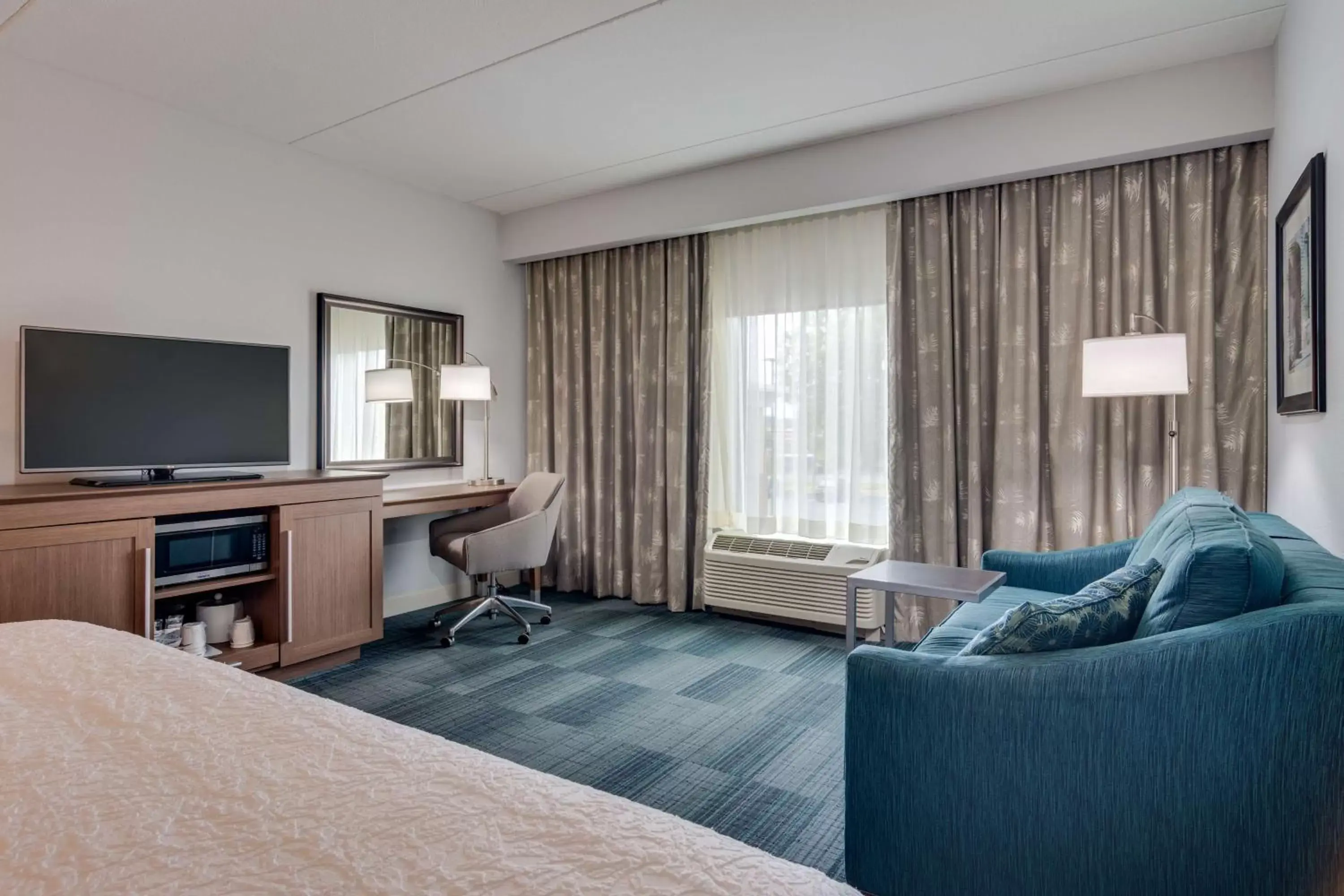 Bedroom, Seating Area in Hampton Inn and Suites Rome, GA