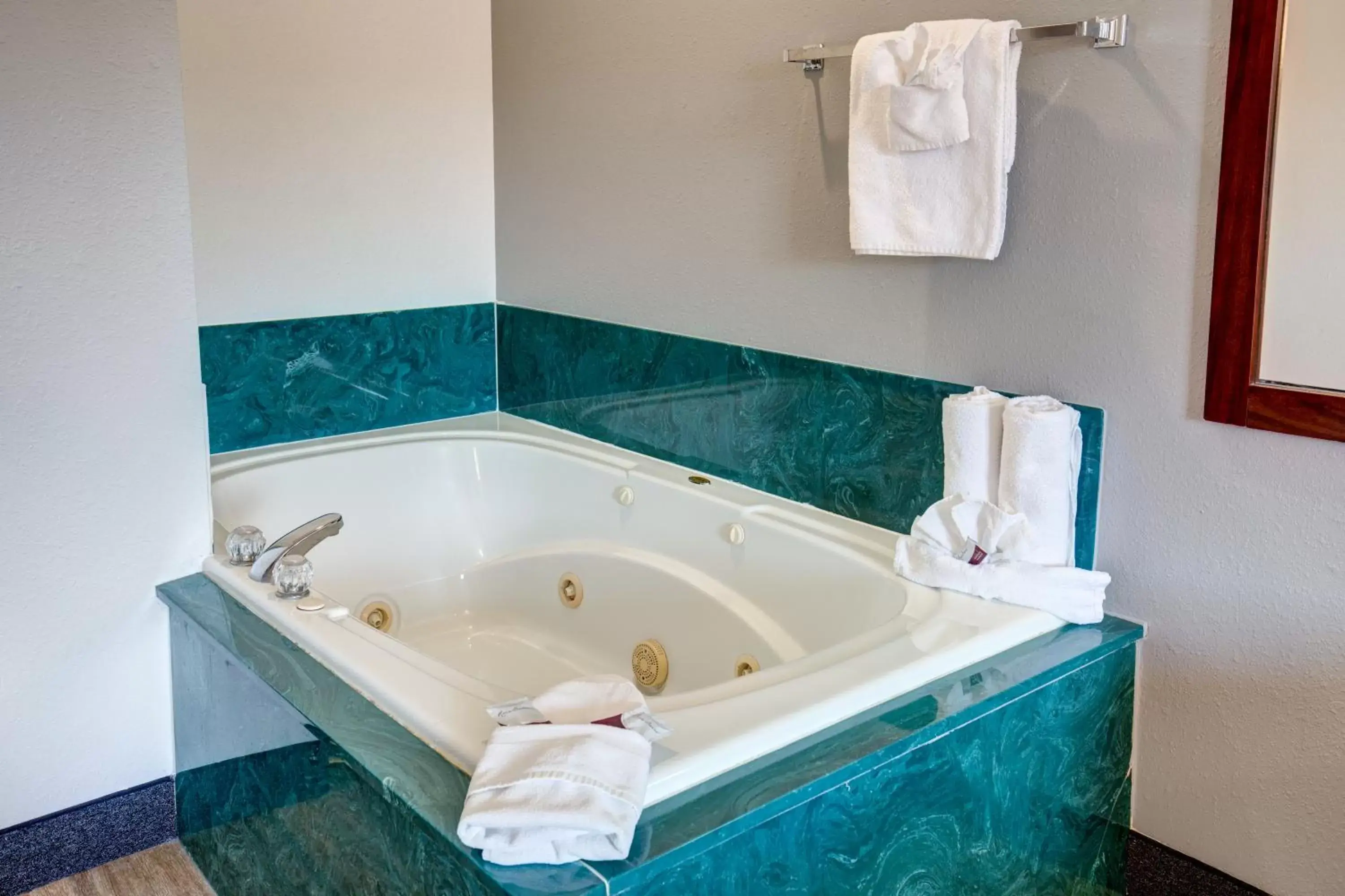 Hot Tub, Bathroom in Southern Oaks Inn
