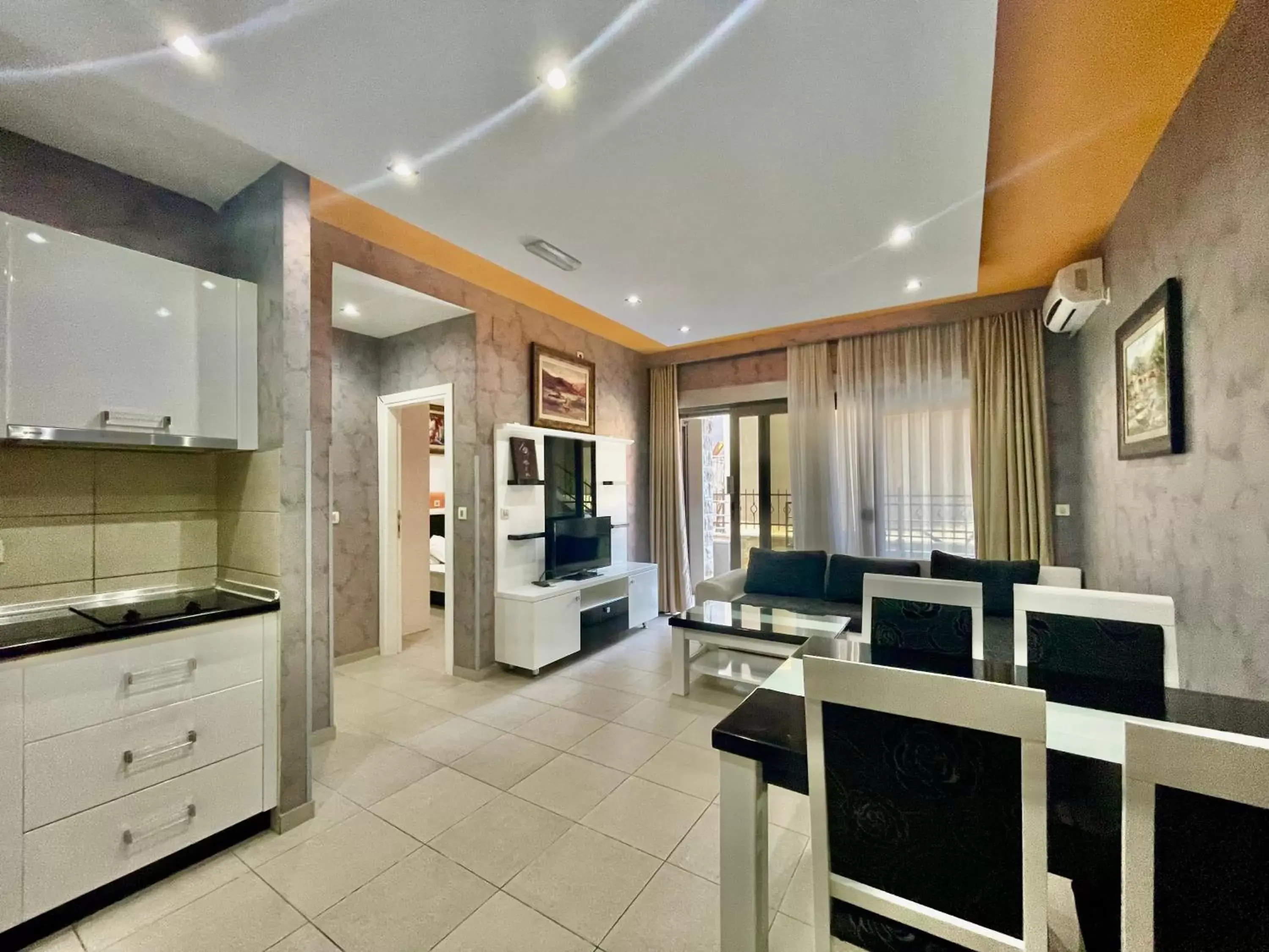 Living room, Kitchen/Kitchenette in Hotel Butua Residence