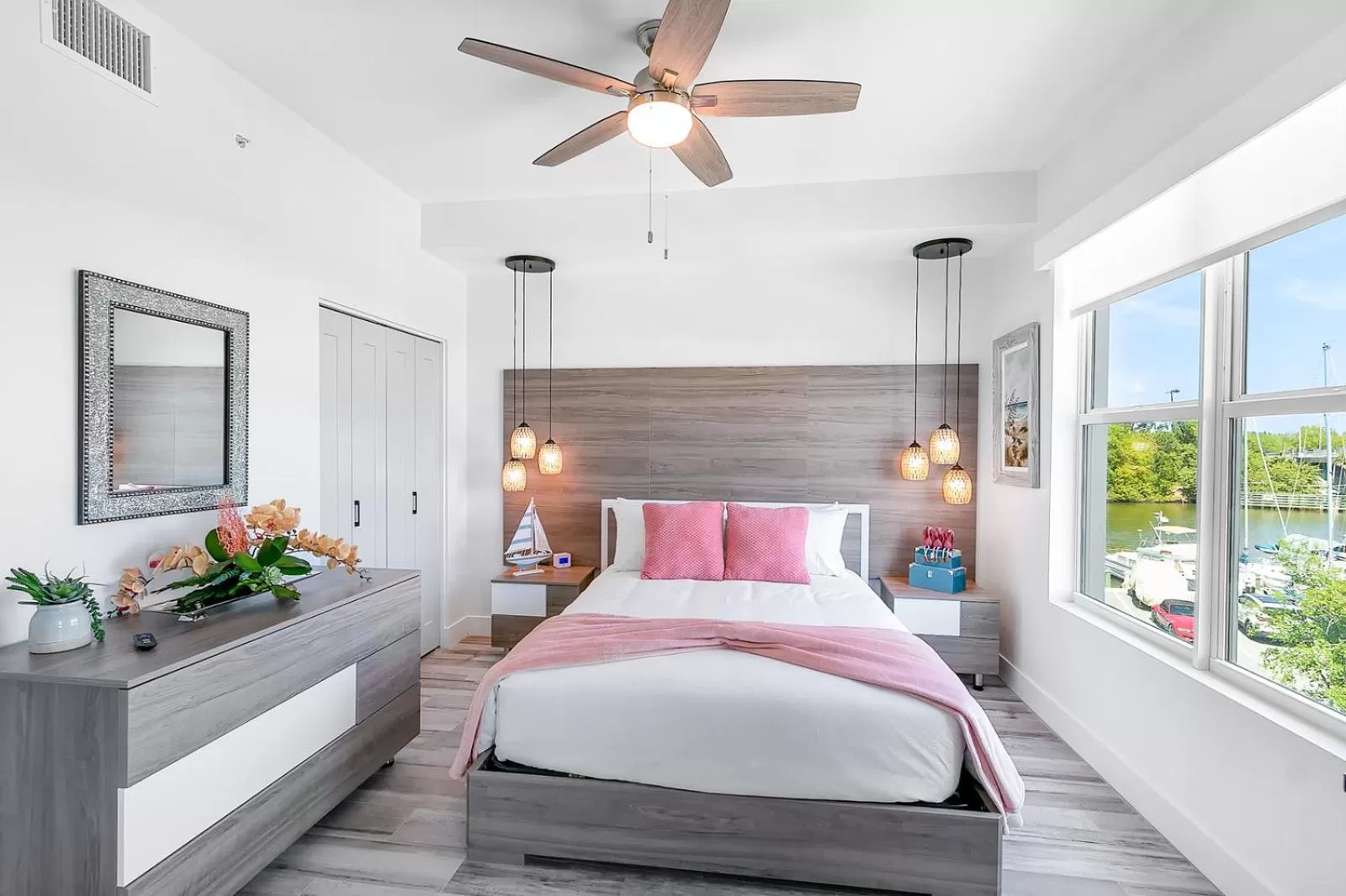 Bed in Cape Crossing Resort & Marina