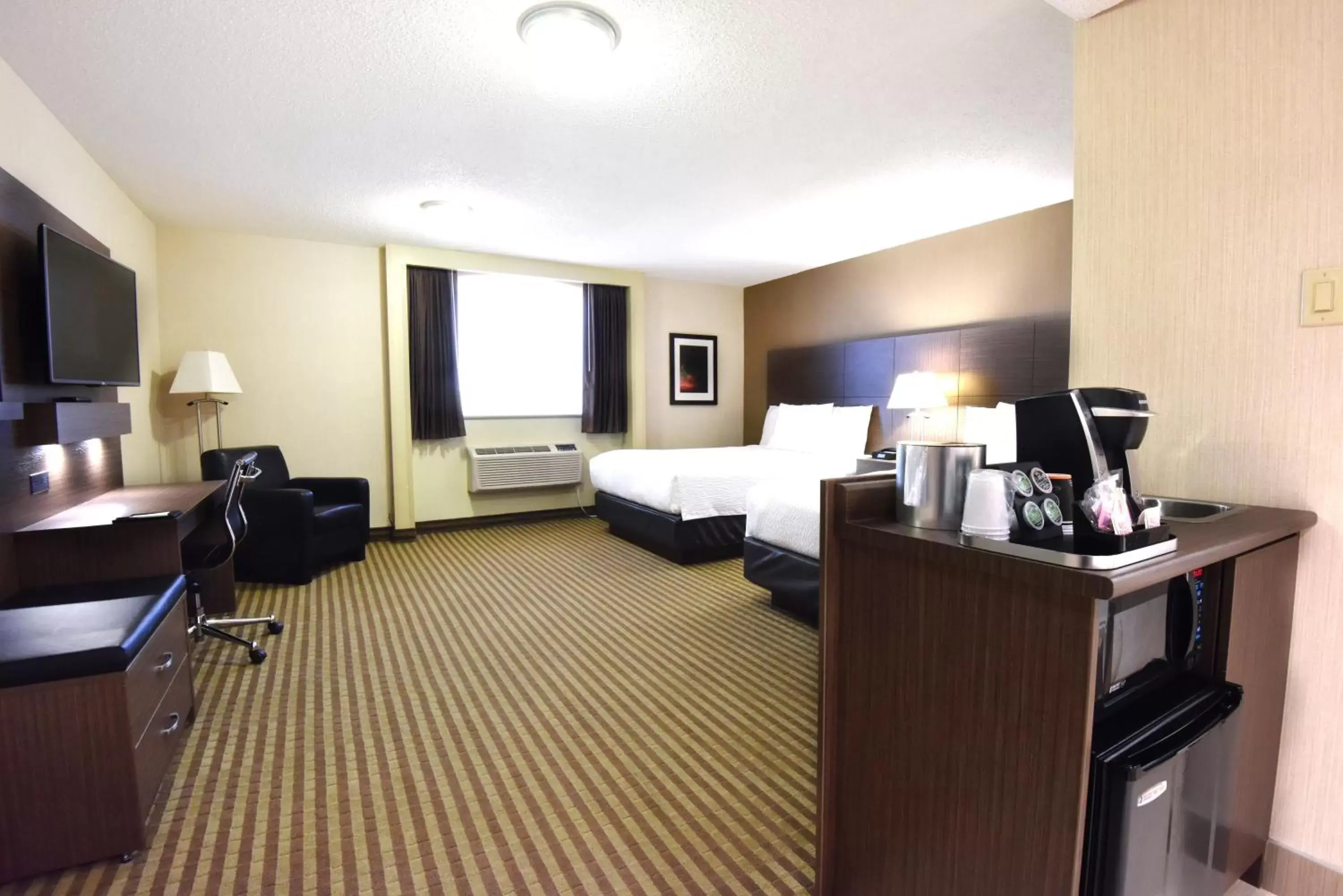 Bed, TV/Entertainment Center in Victoria Inn Hotel and Convention Center Winnipeg