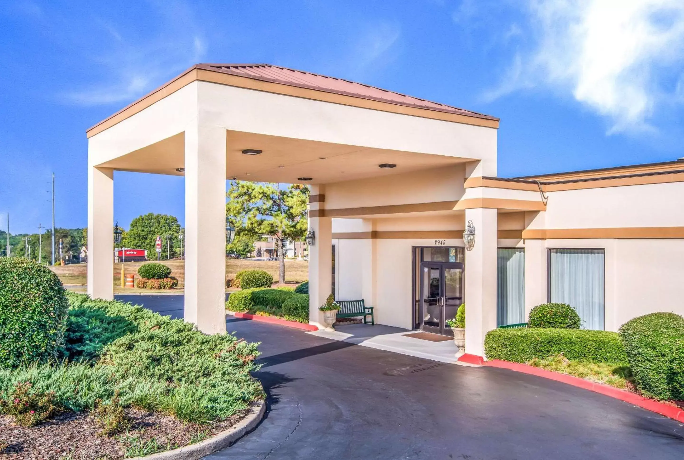 Property building in Quality Inn Suwanee I-85 Property building in Quality Inn Suwanee I-85