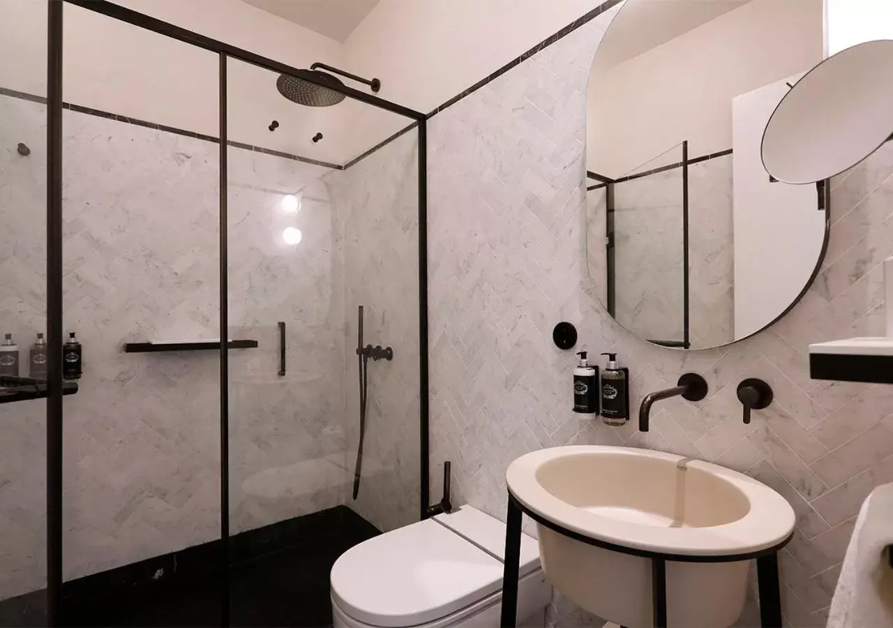 Shower, Bathroom in Montebelo Vista Alegre Lisboa Chiado Hotel