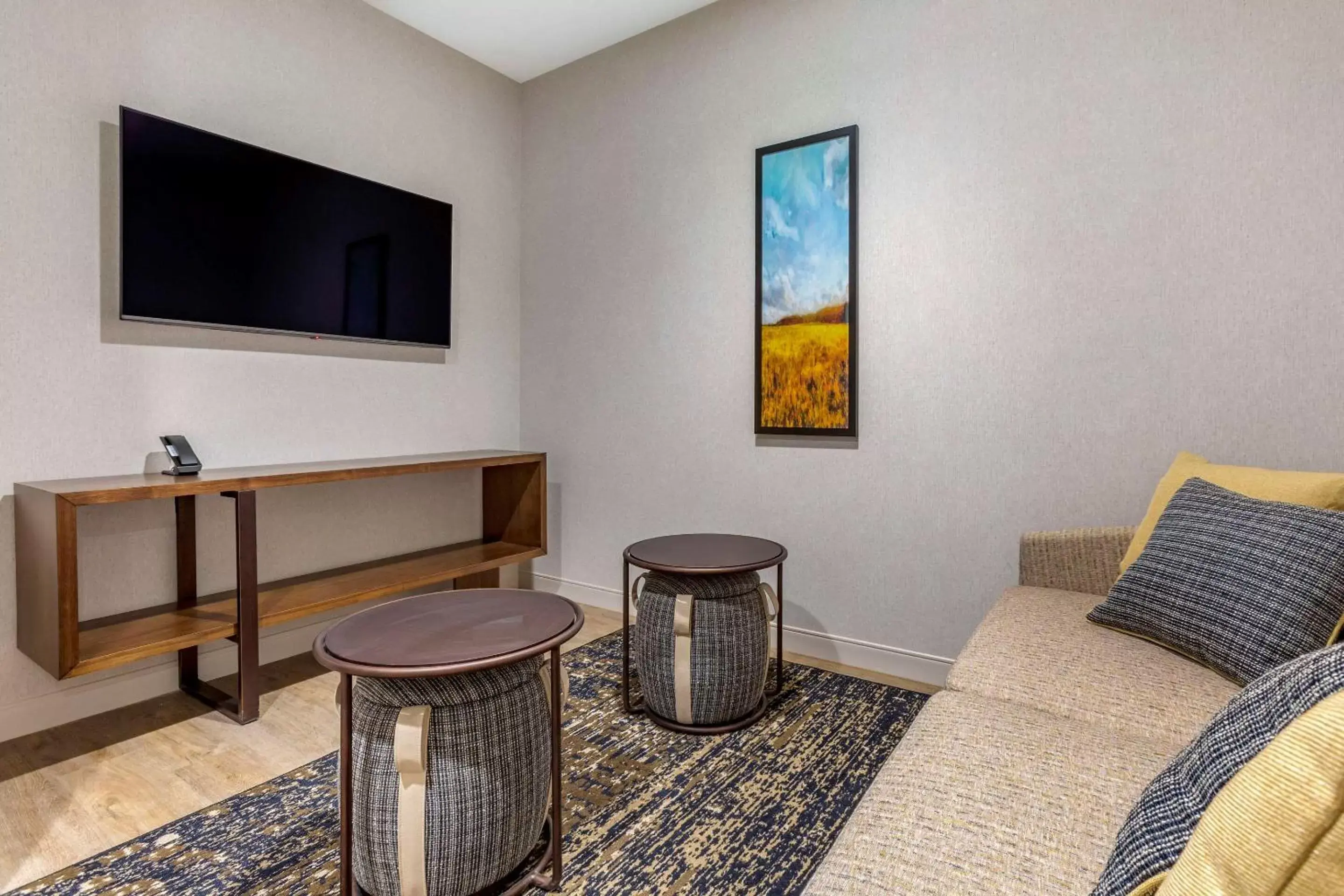 Photo of the whole room, TV/Entertainment Center in Cambria Hotel Sonoma Wine Country