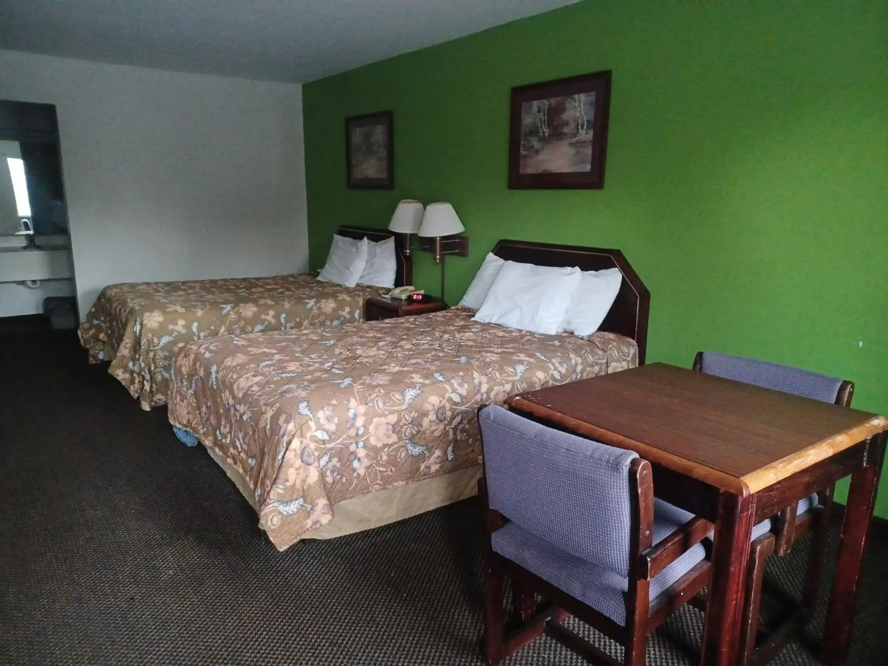 Bed in America's Best Value Inn Clarksdale