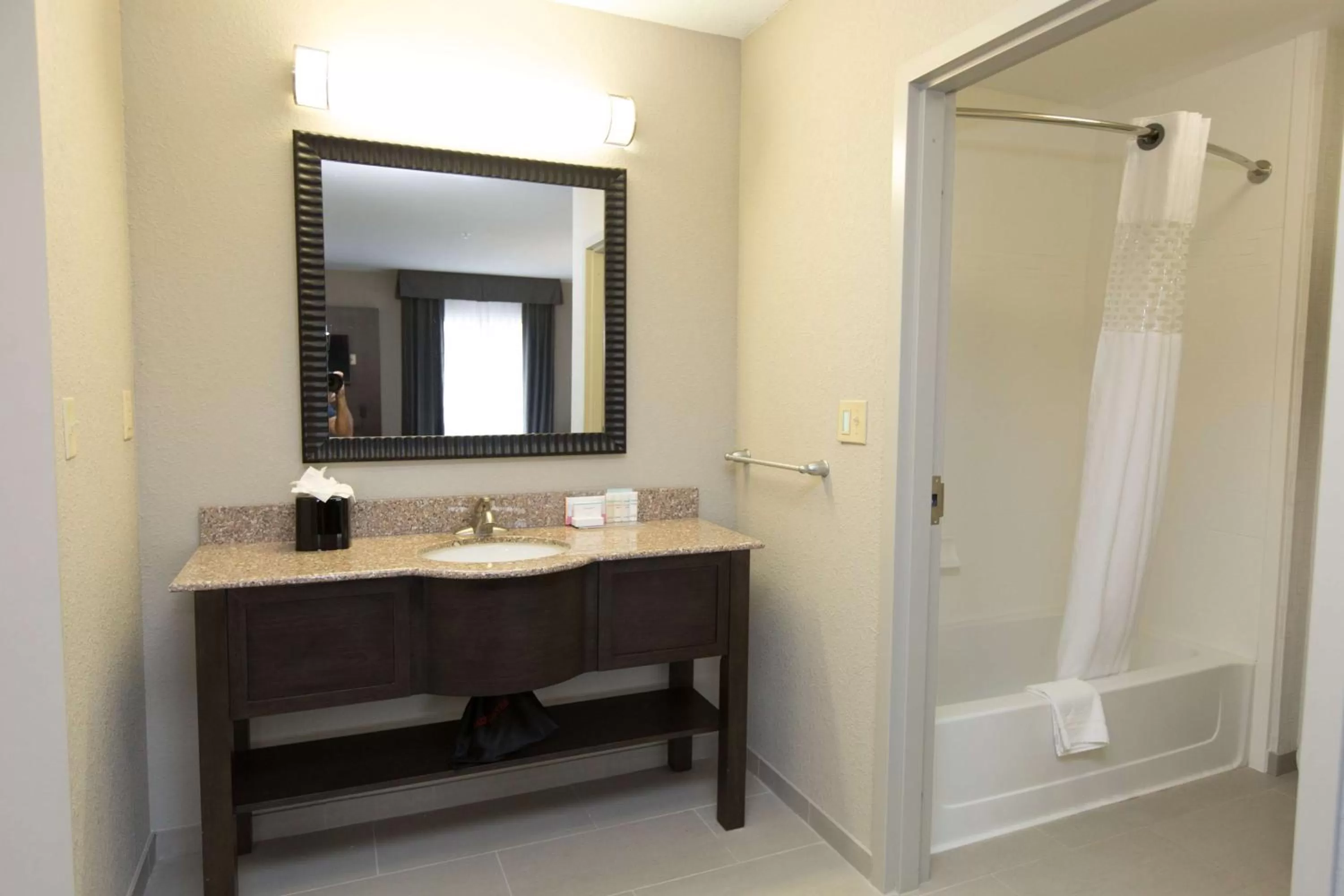Bathroom in Hampton Inn & Suites Oklahoma City Airport