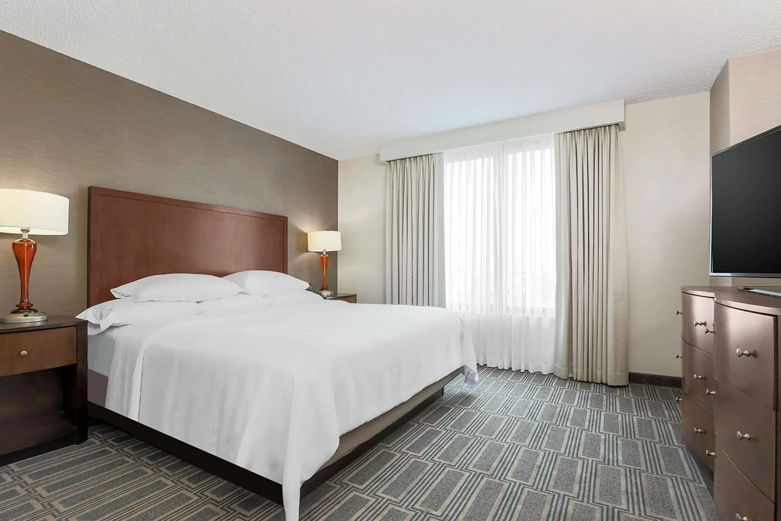 Bed in Embassy Suites by Hilton Chicago Lombard