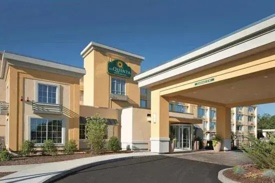 Property Building in La Quinta Inn & Suites by Wyndham Manchester - Arnold AFB