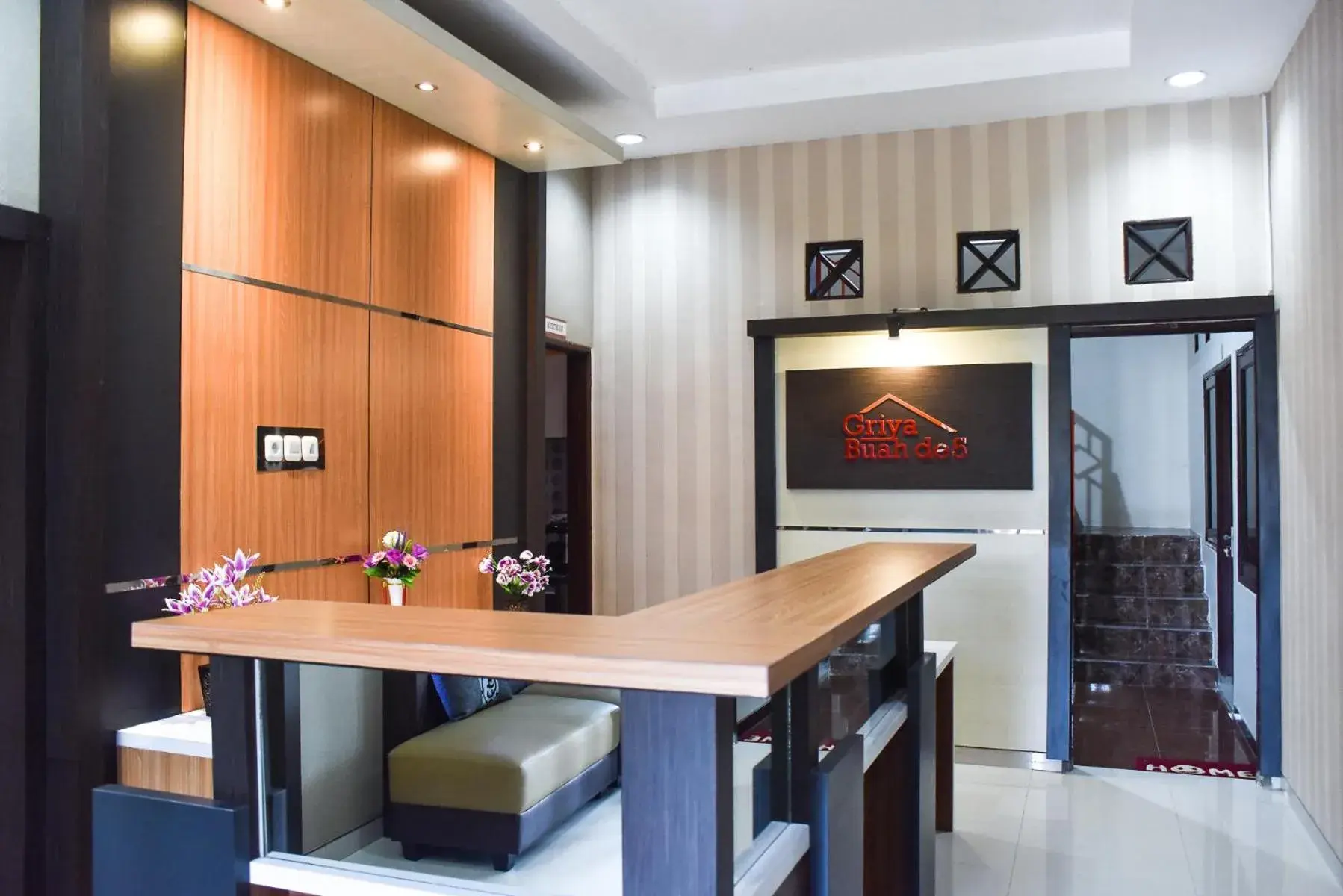 Lobby or reception in RedDoorz Syariah near Gelora Delta Sidoarjo 2