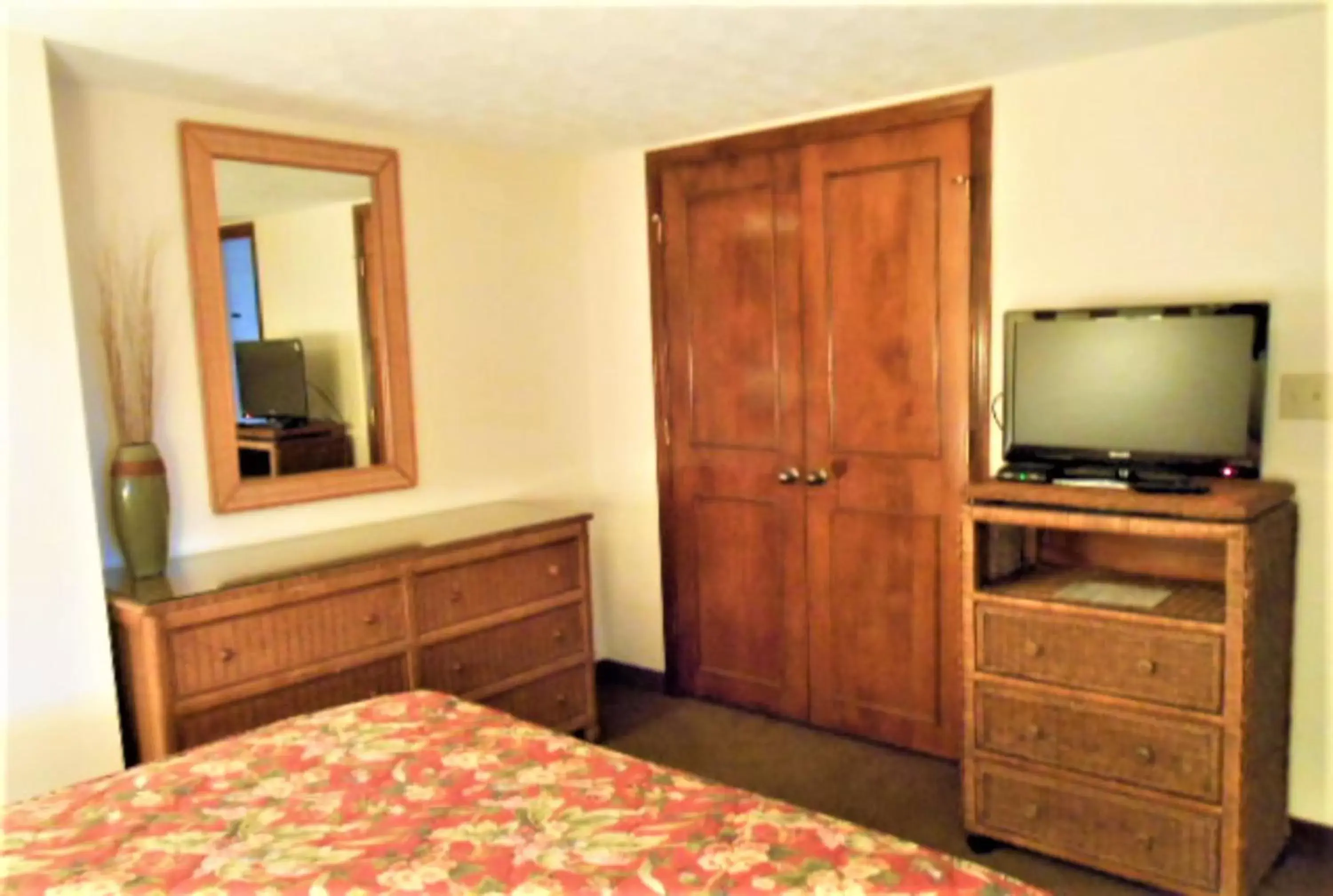 Bed, TV/Entertainment Center in Royal Holiday Beach Resort