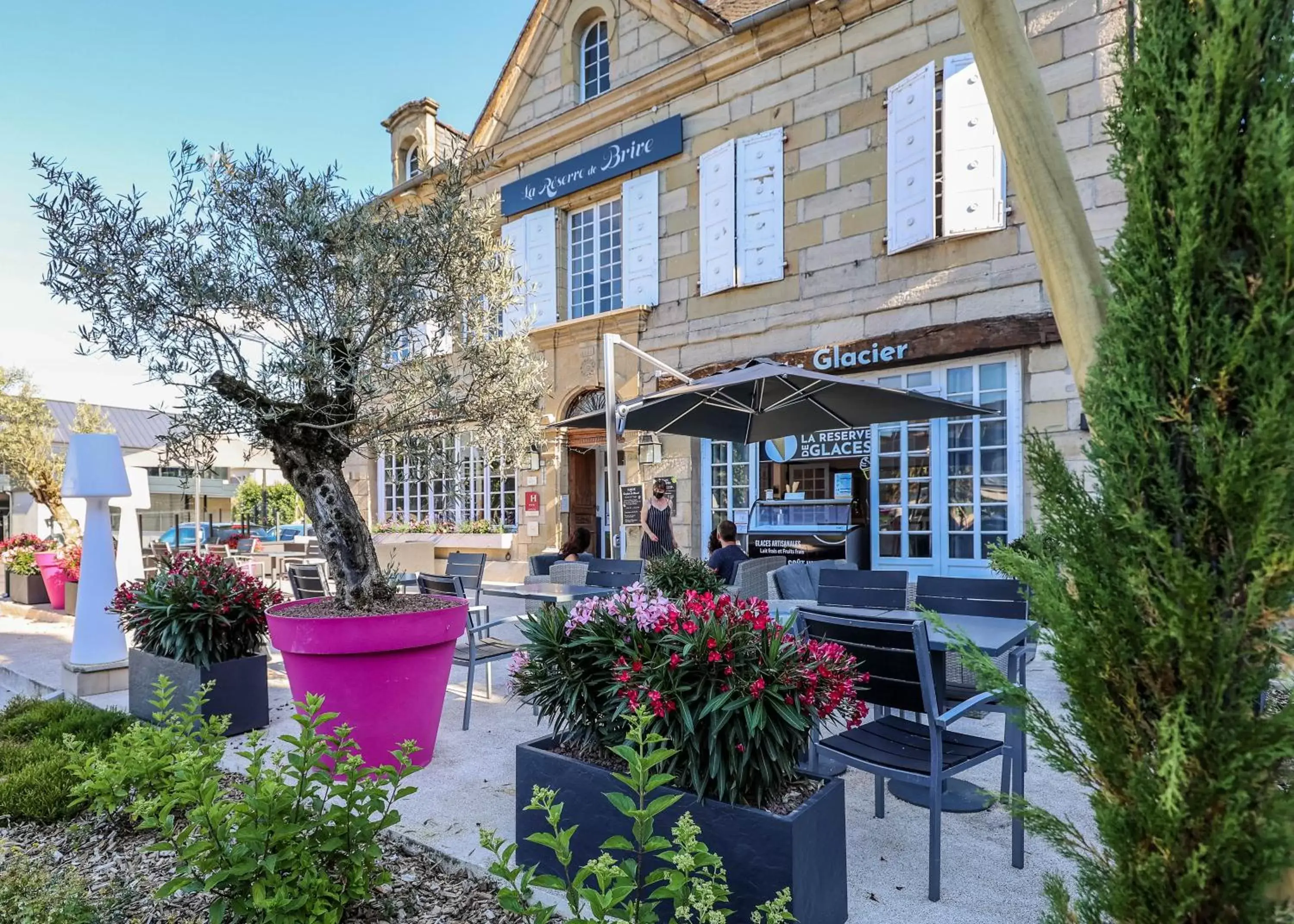 Patio in Hôtel La Réserve de Brive