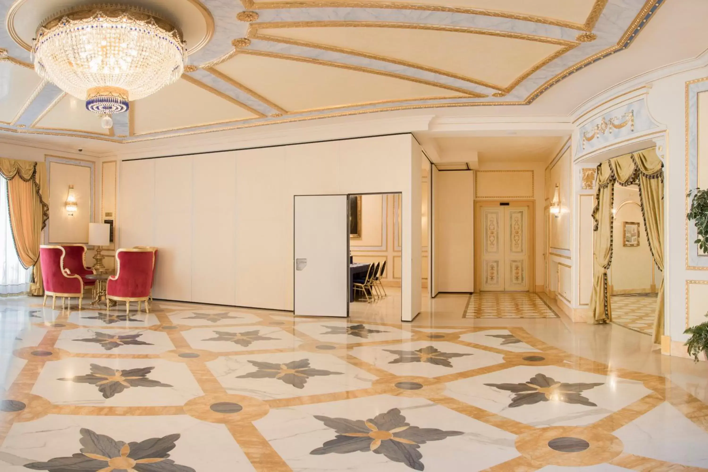 Property building, Lobby/Reception in Hotel Regina Palace