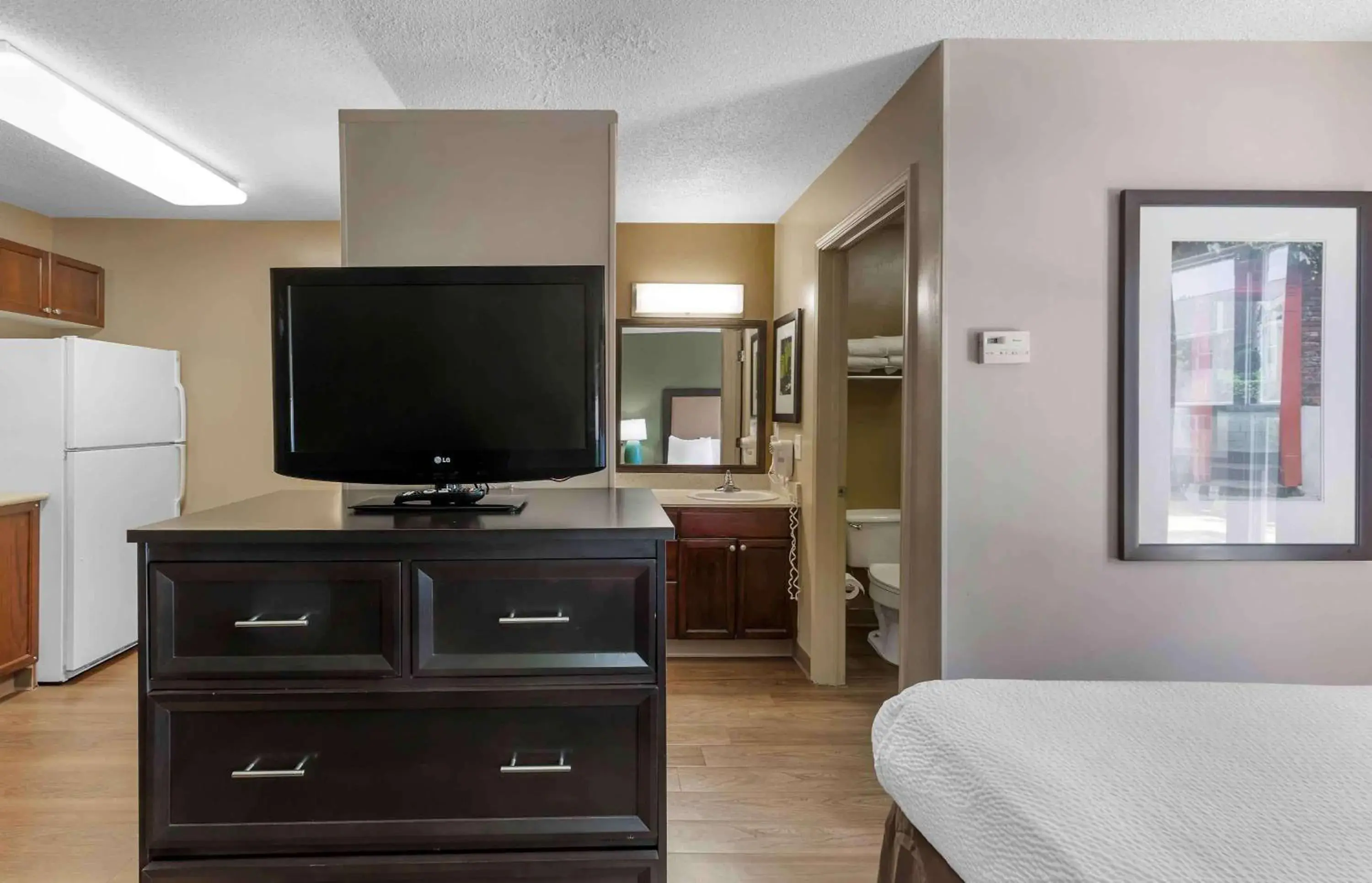 Bedroom, TV/Entertainment Center in Extended Stay America Suites - Raleigh - RTP - 4919 Miami Blvd