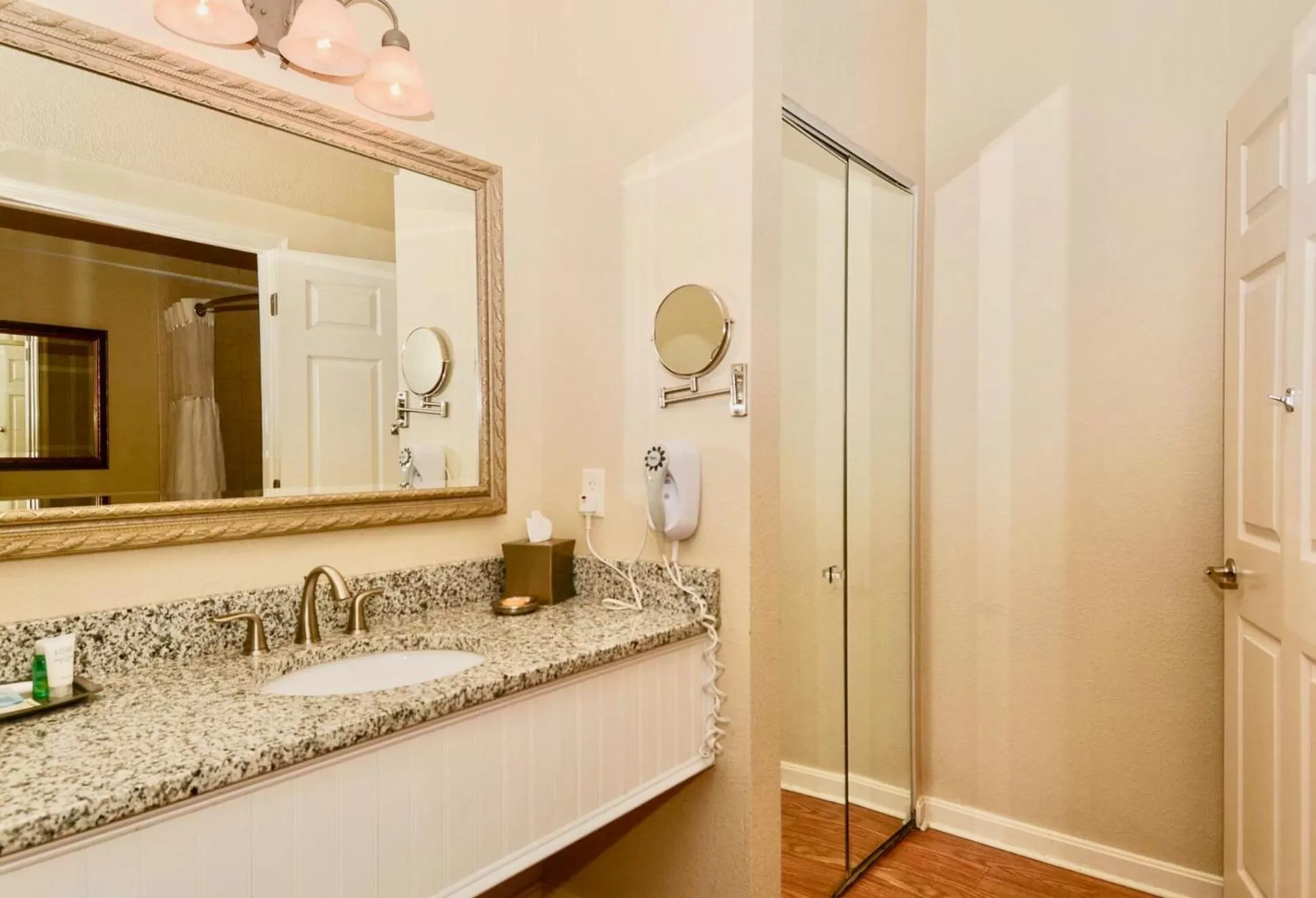 Bathroom in Avenue Inn & Spa