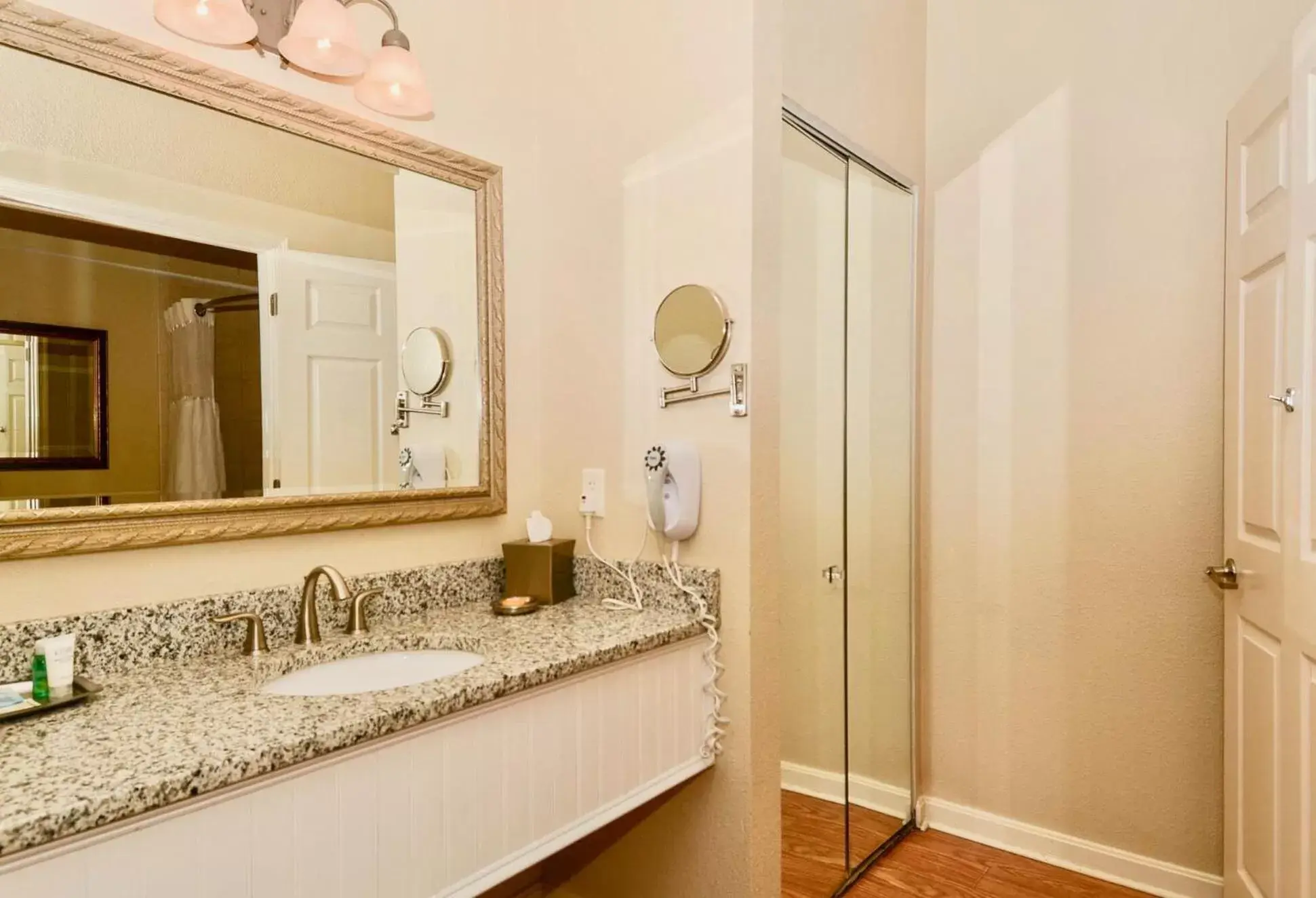 Bathroom in Avenue Inn & Spa