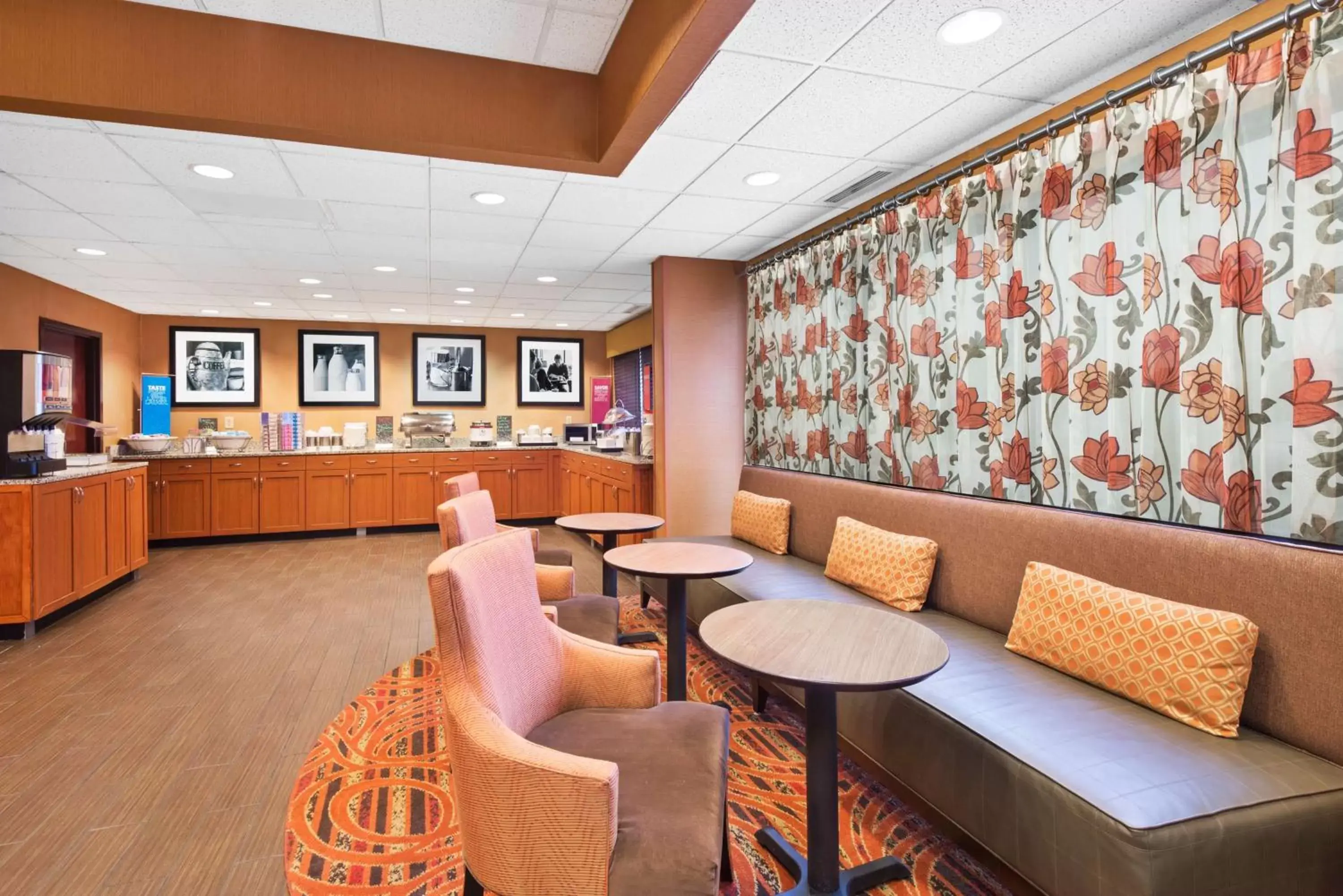 Dining area, Restaurant/Places to Eat in Hampton Inn Winfield Teays Valley