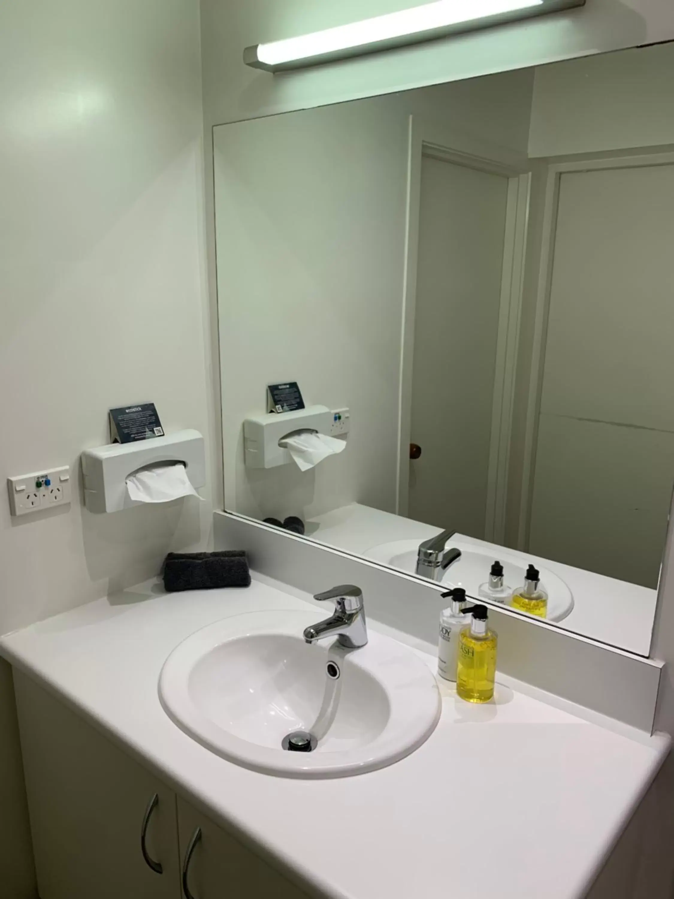 Bathroom in 755 Regal Court Motel