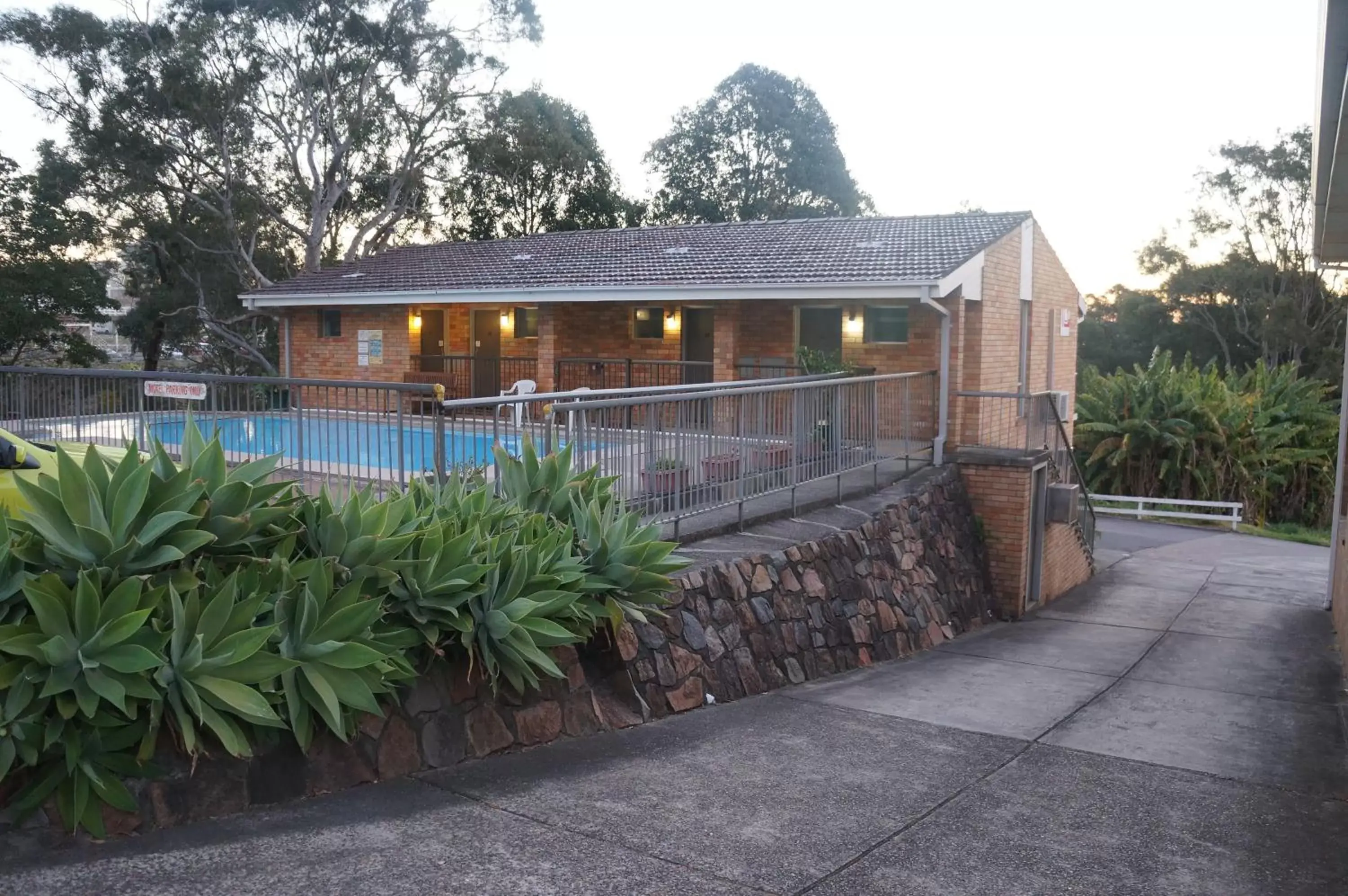 Swimming pool, Property Building in Panorama Motor Inn